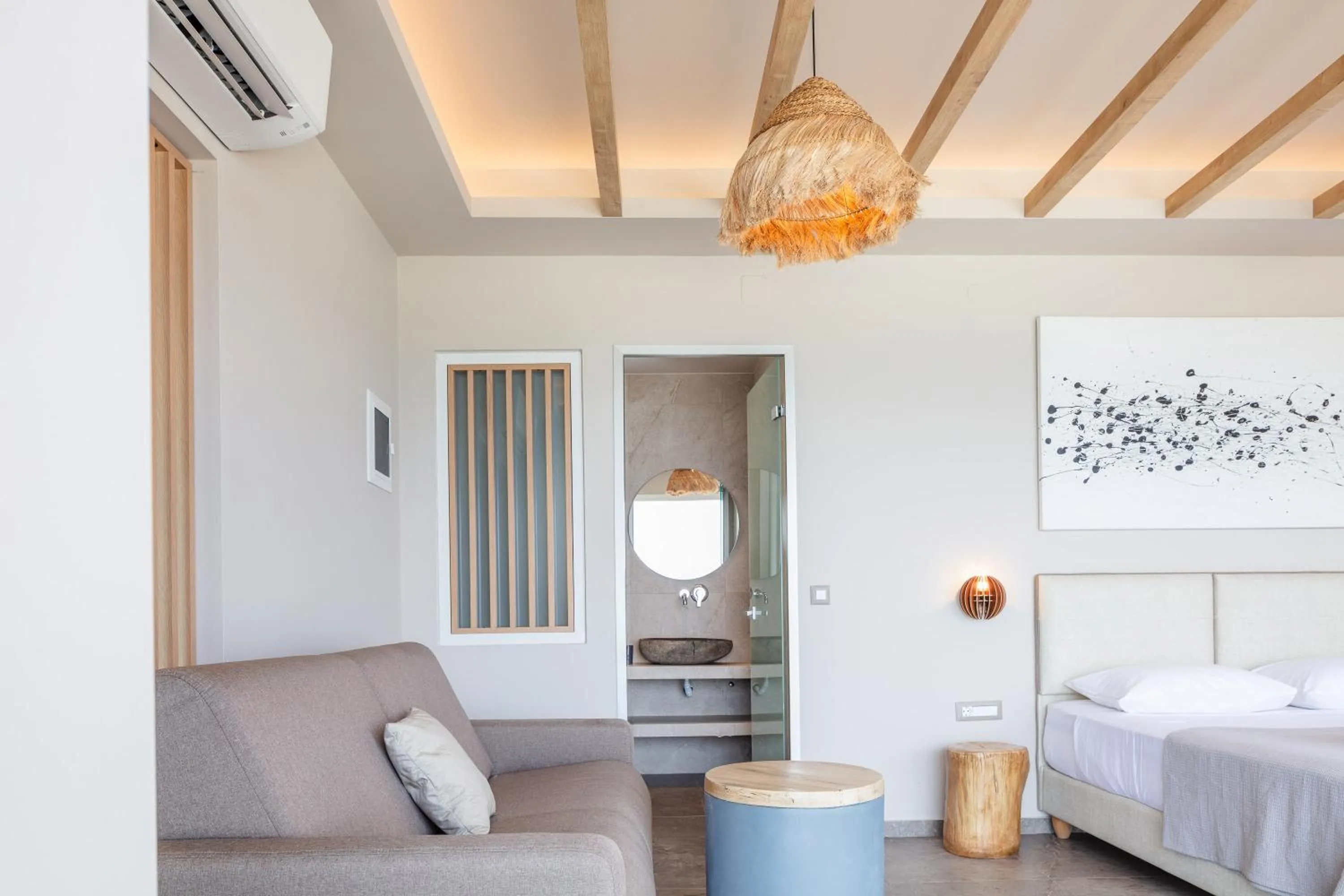 Living room, Bed in Skipper Beachfront Suites