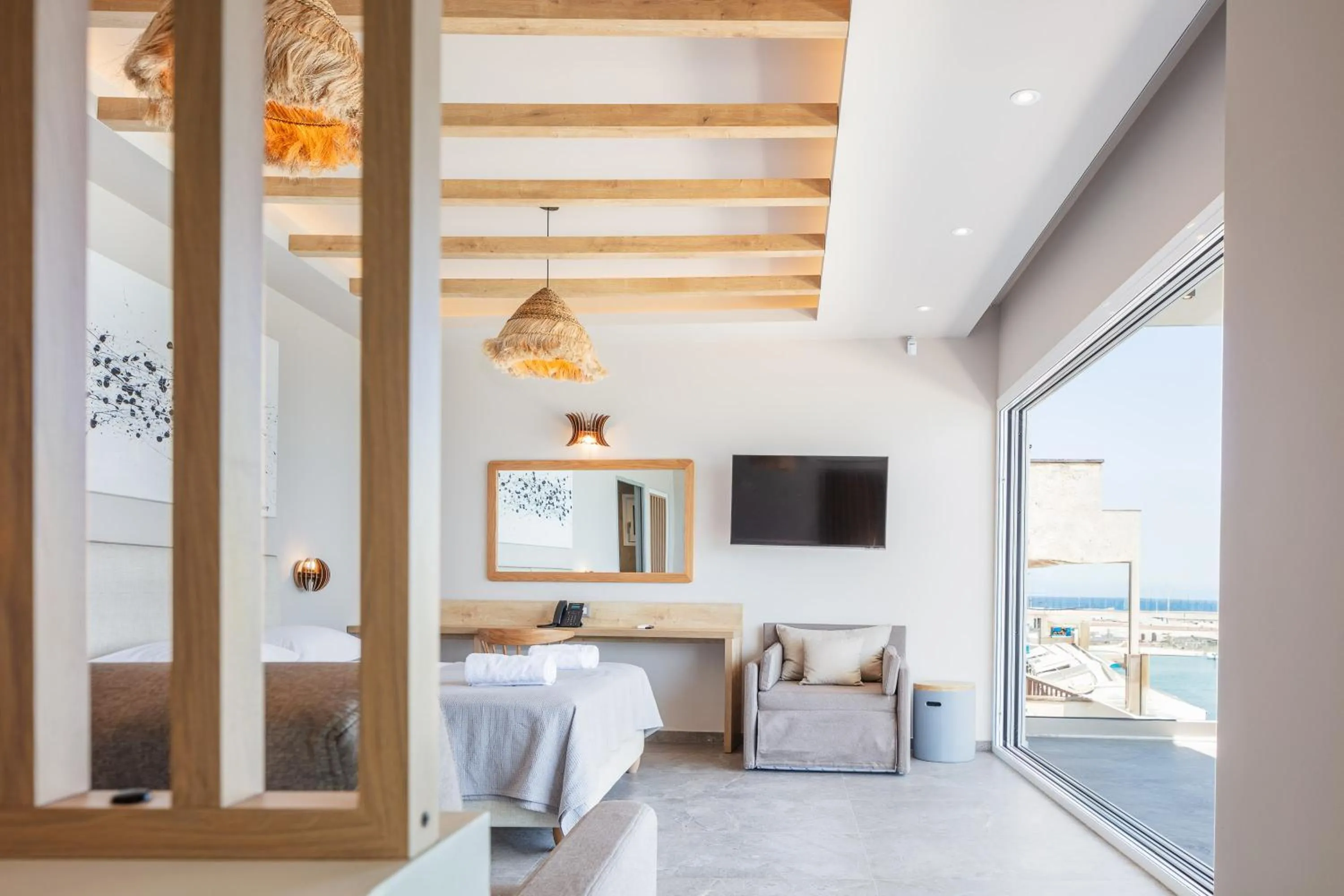 TV and multimedia, Bed in Skipper Beachfront Suites