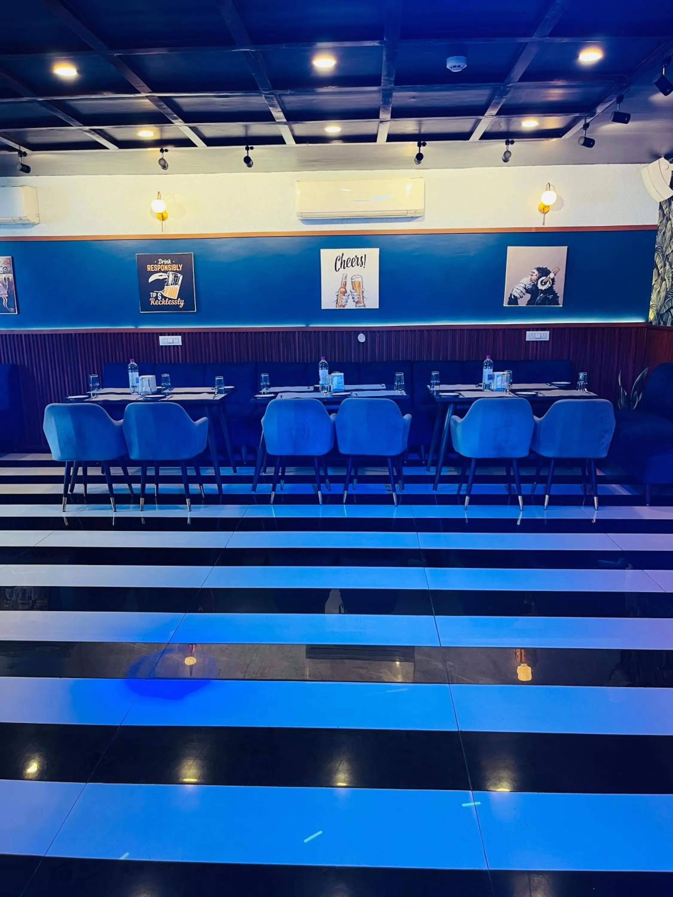 Restaurant/places to eat in Hotel Affluence