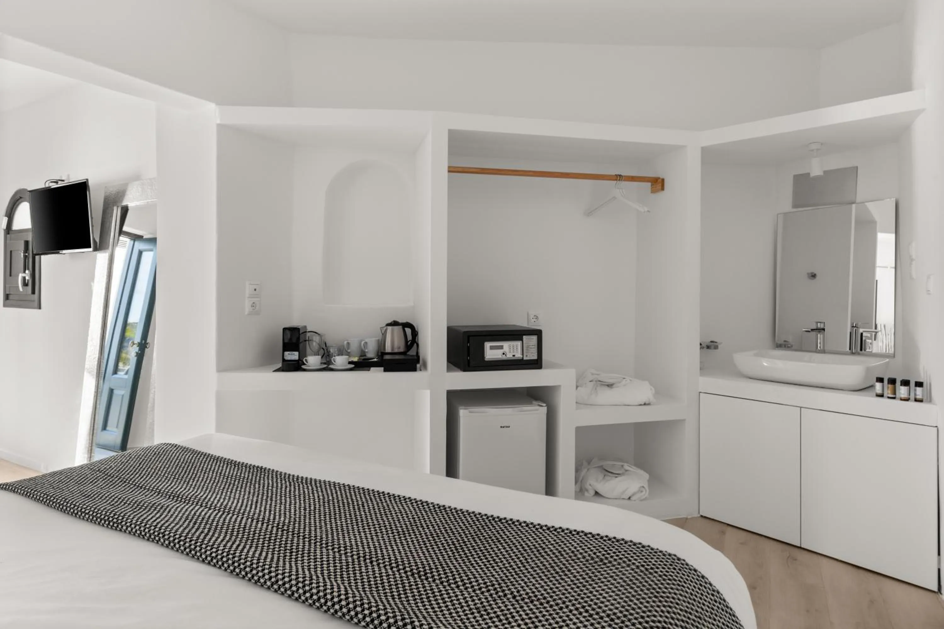 TV and multimedia, Bed in Mill Houses New Elegant Suites