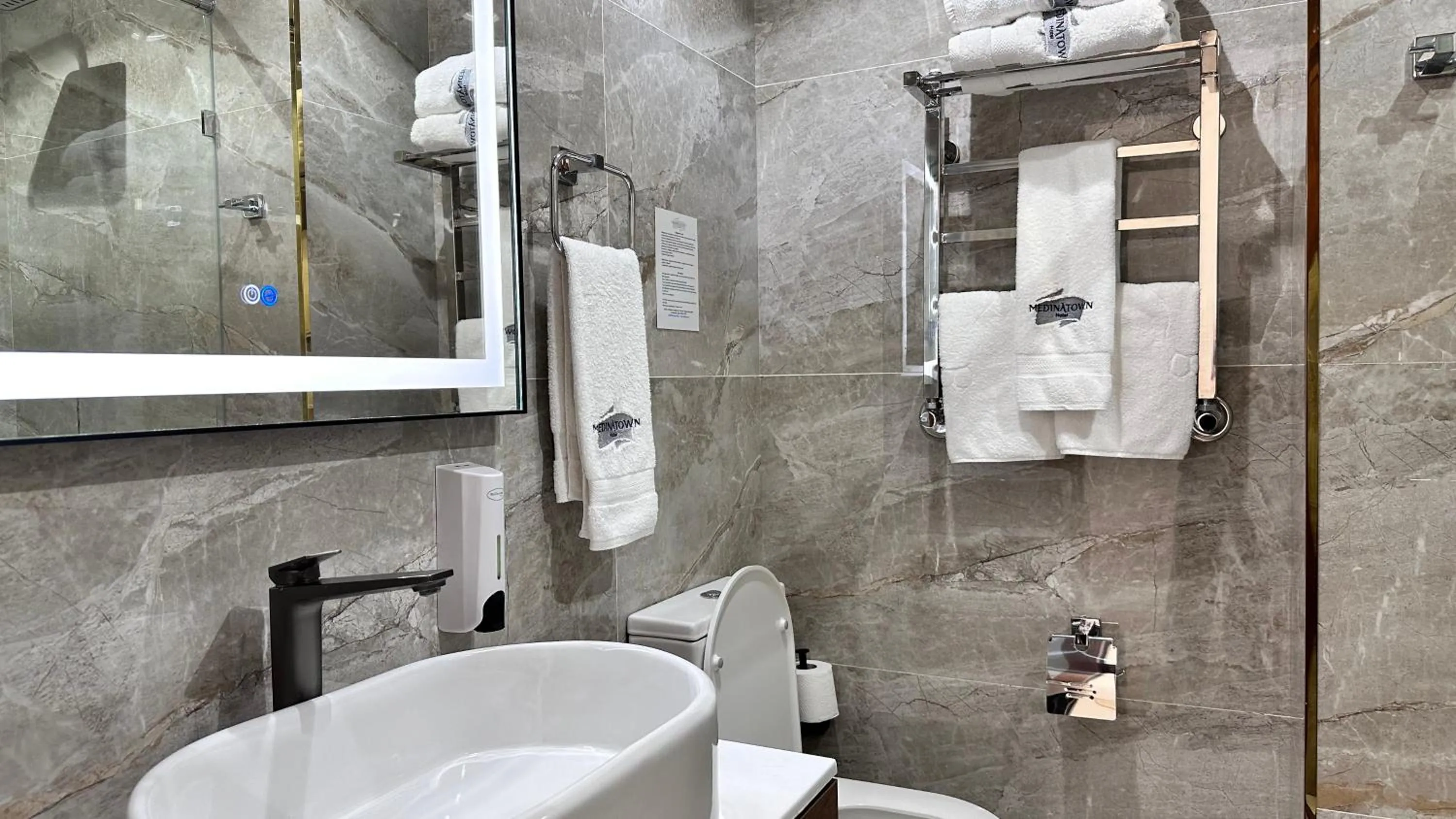 Shower in MedinaTown