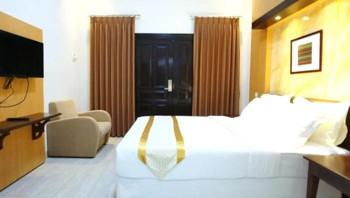 TV and multimedia, Bed in Avila Ketapan Rame Hotel