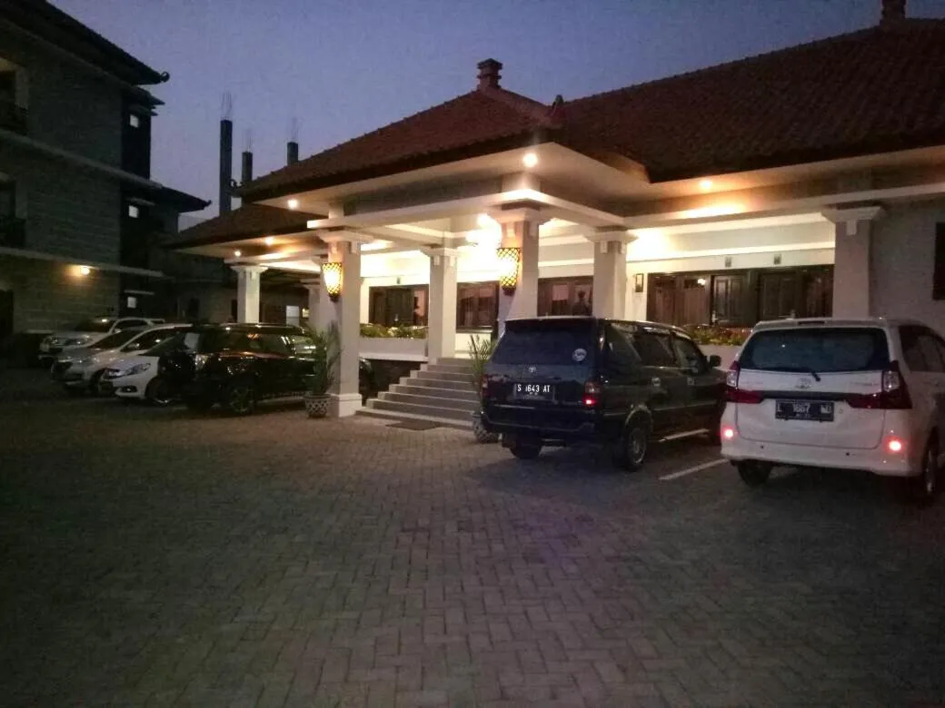 Parking in Avila Ketapan Rame Hotel