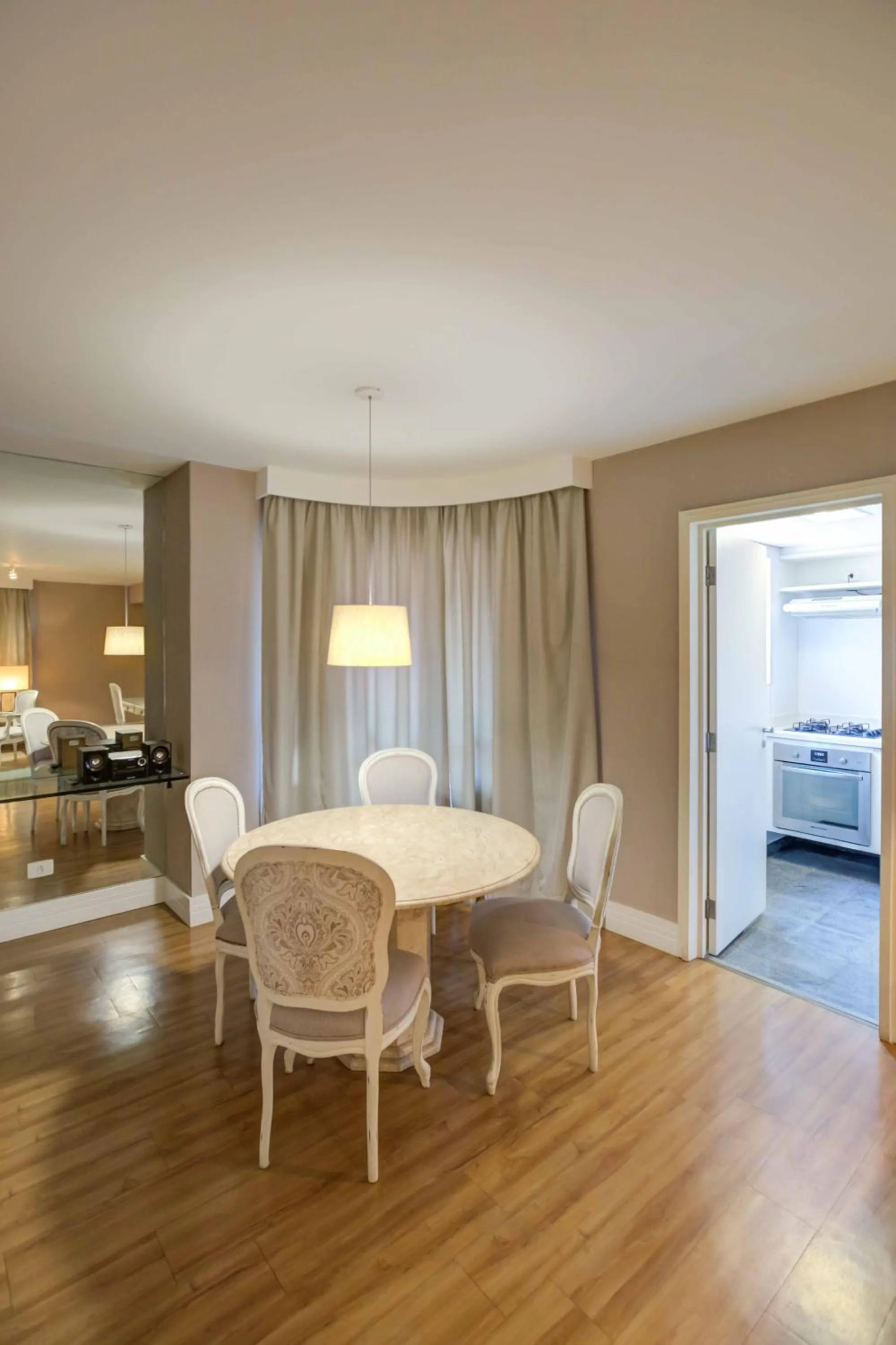 Living room in Roomo Etoile GeorgeV Jardins Residencial