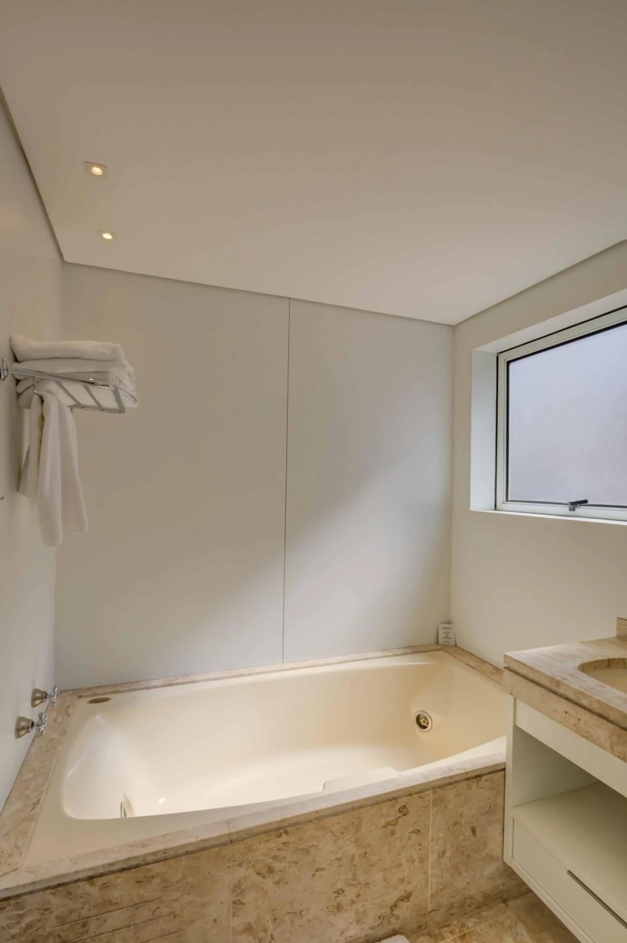 Bathroom in Roomo Etoile GeorgeV Jardins Residencial