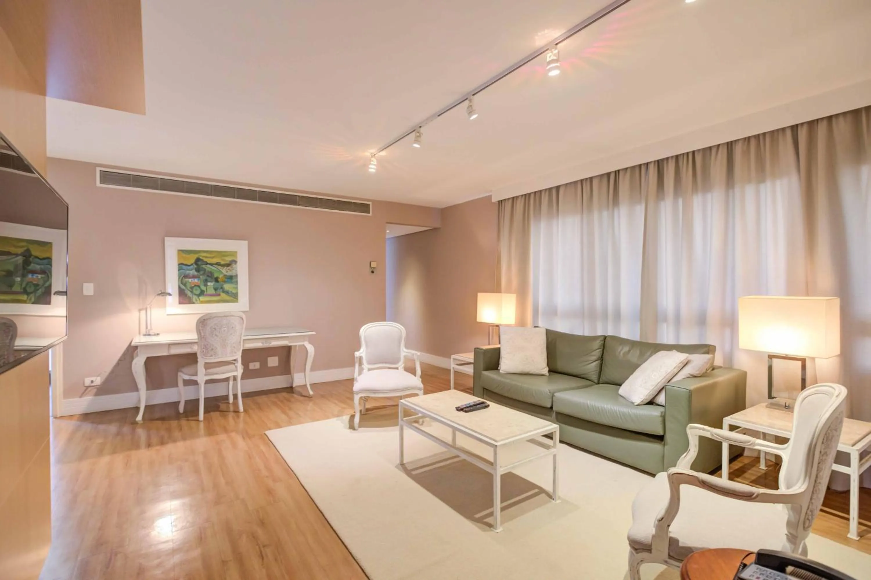 Living room in Roomo Etoile GeorgeV Jardins Residencial