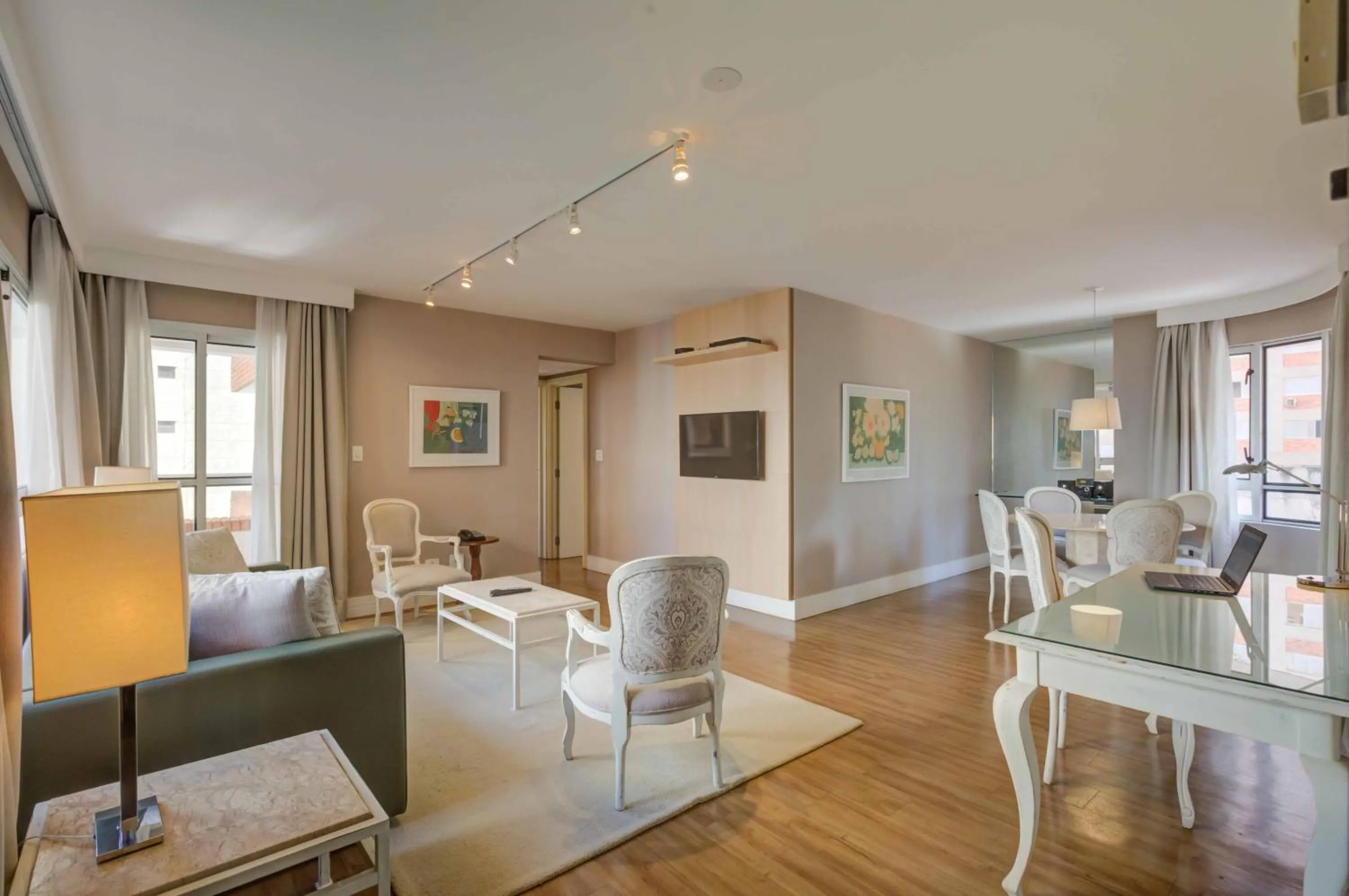 Living room in Roomo Etoile GeorgeV Jardins Residencial