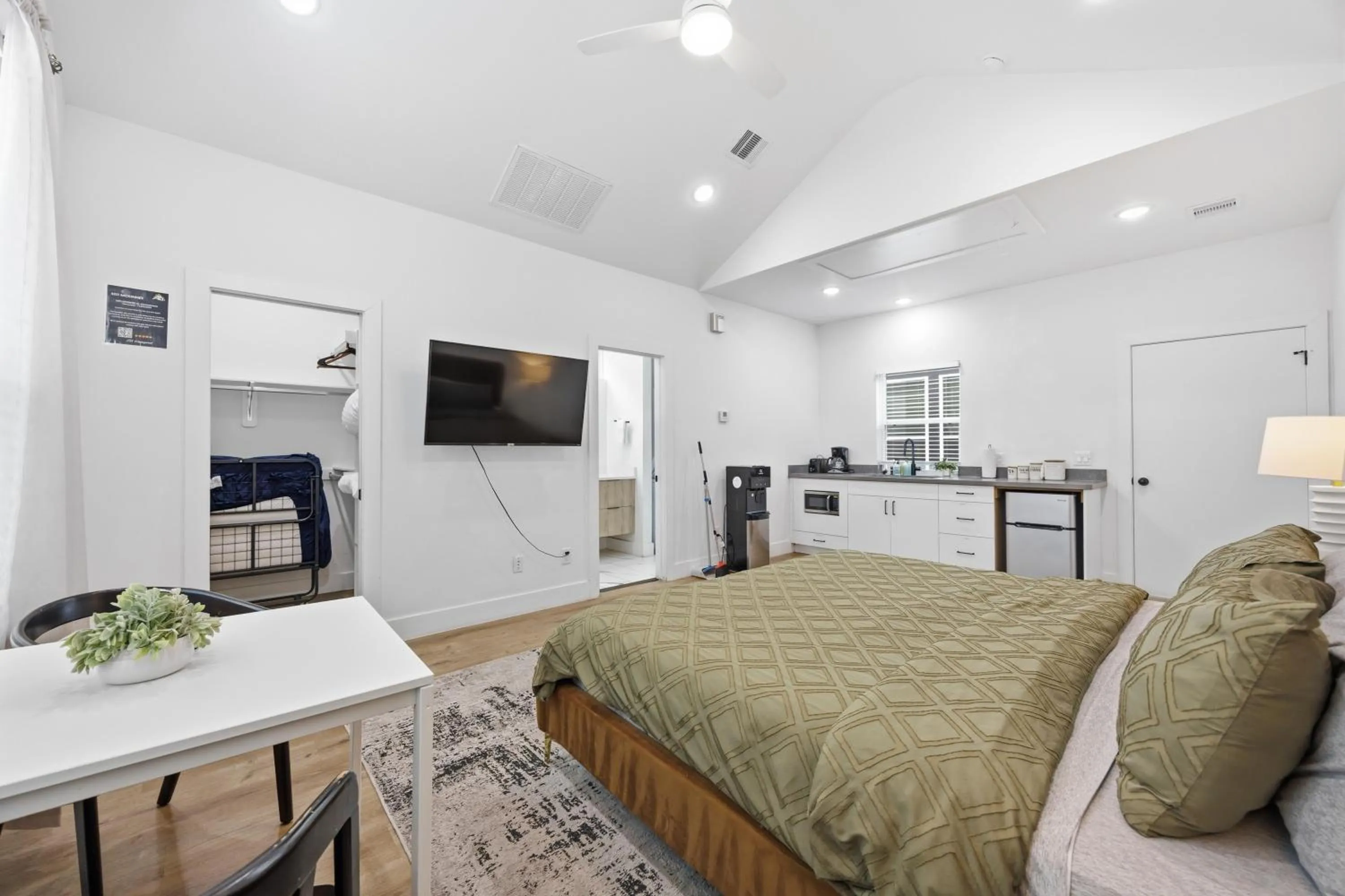 Bed in The Right Studio @ East Downtown