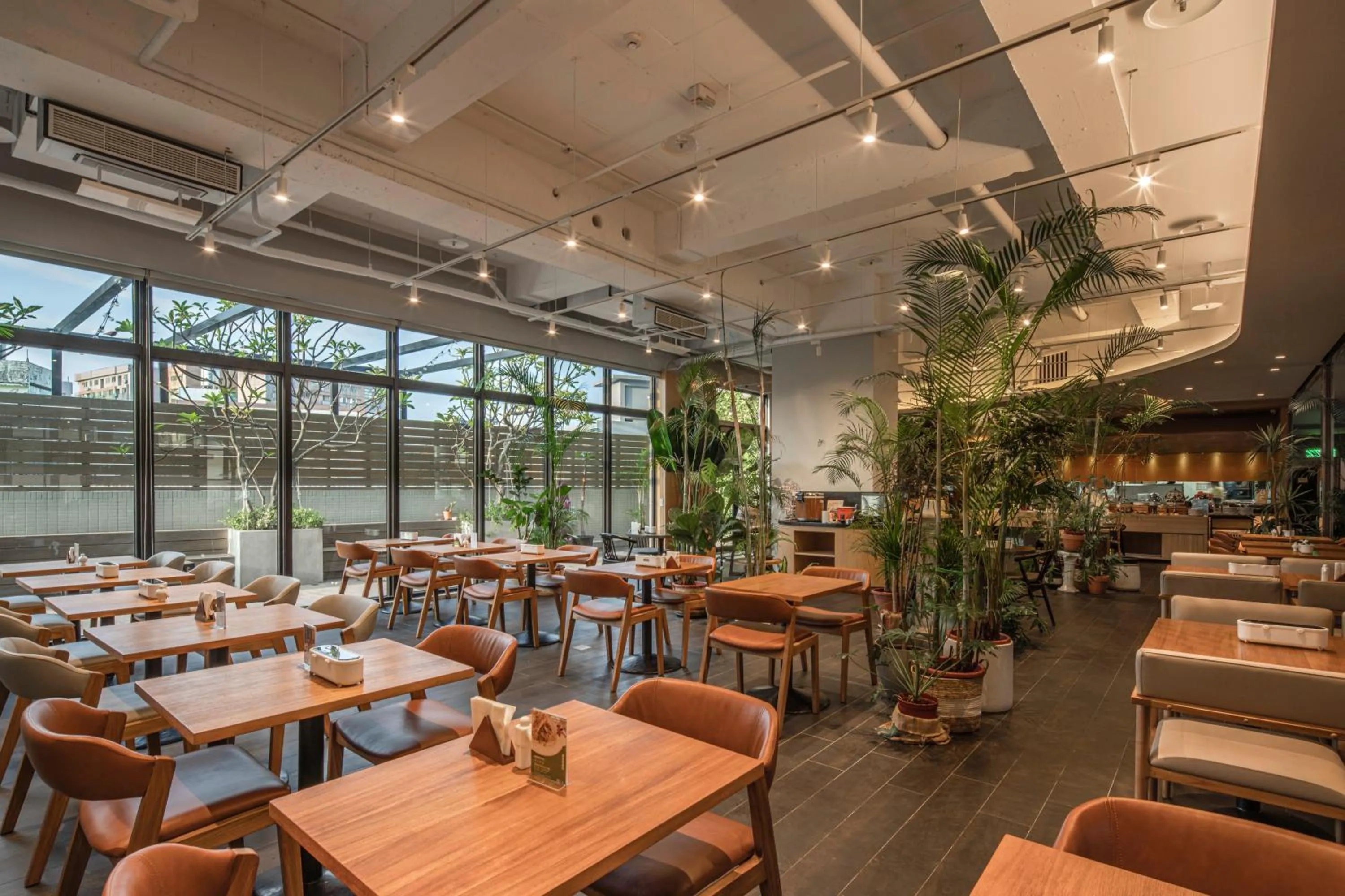 Restaurant/places to eat in In Joy Hotel