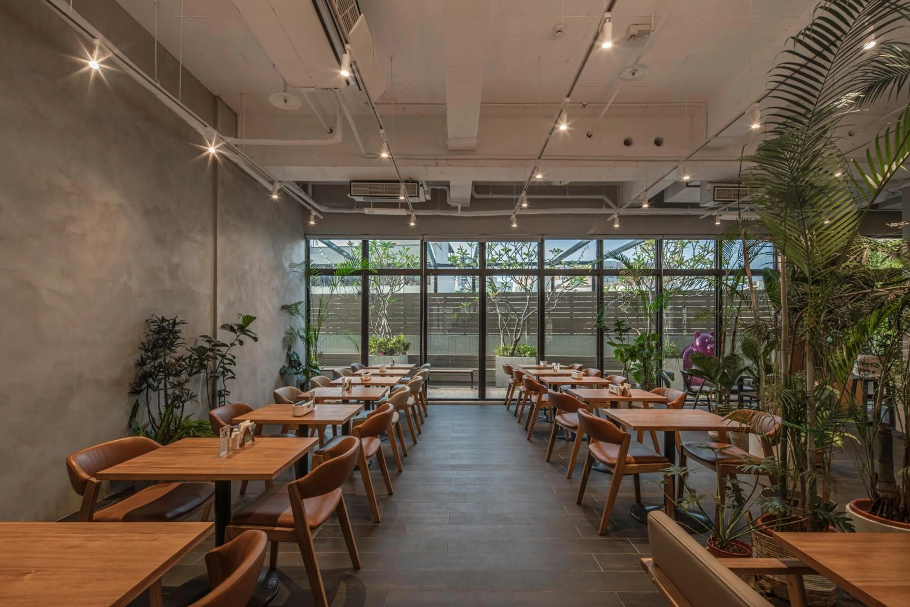 Restaurant/places to eat in In Joy Hotel