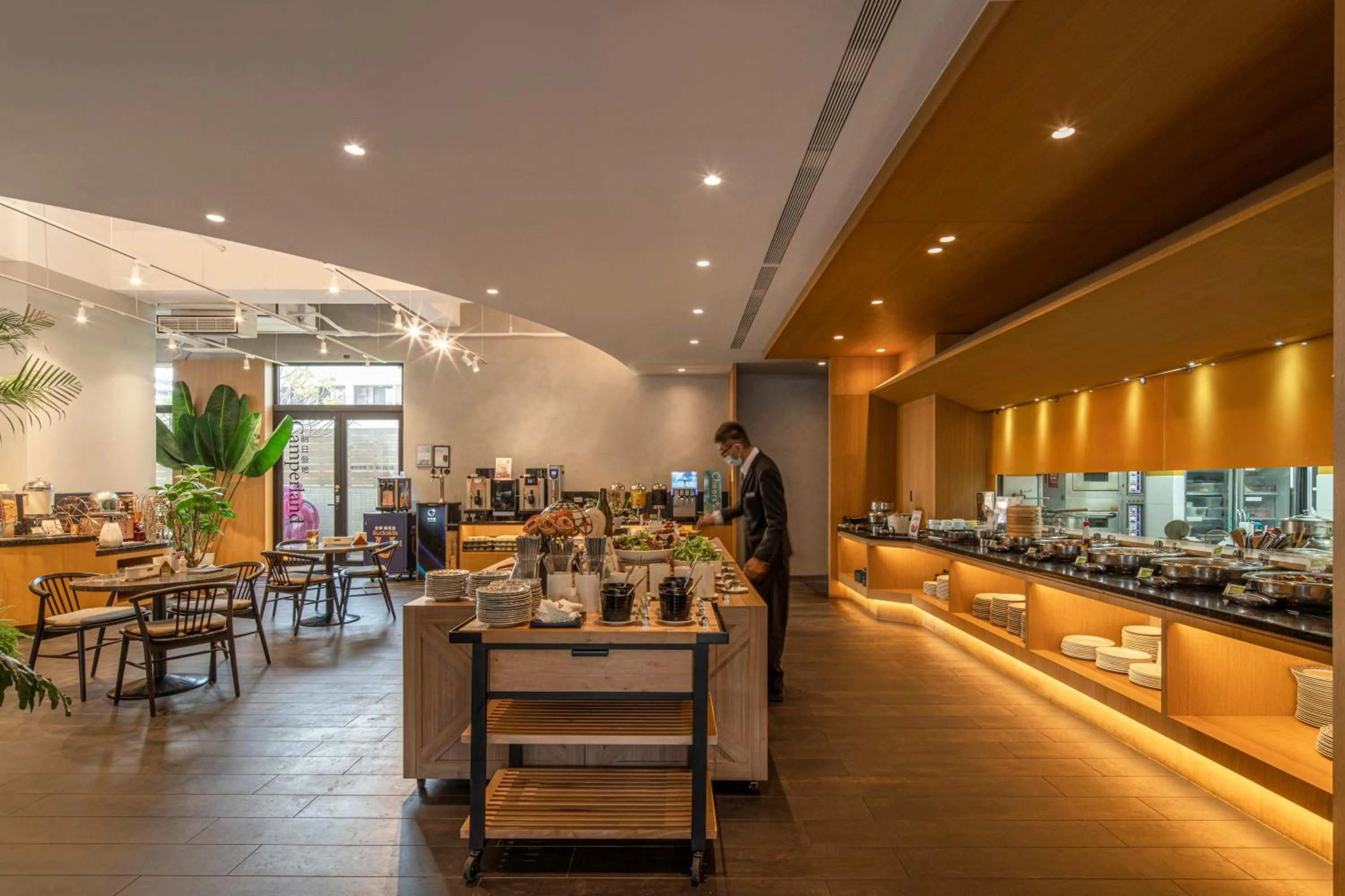 Restaurant/places to eat in In Joy Hotel