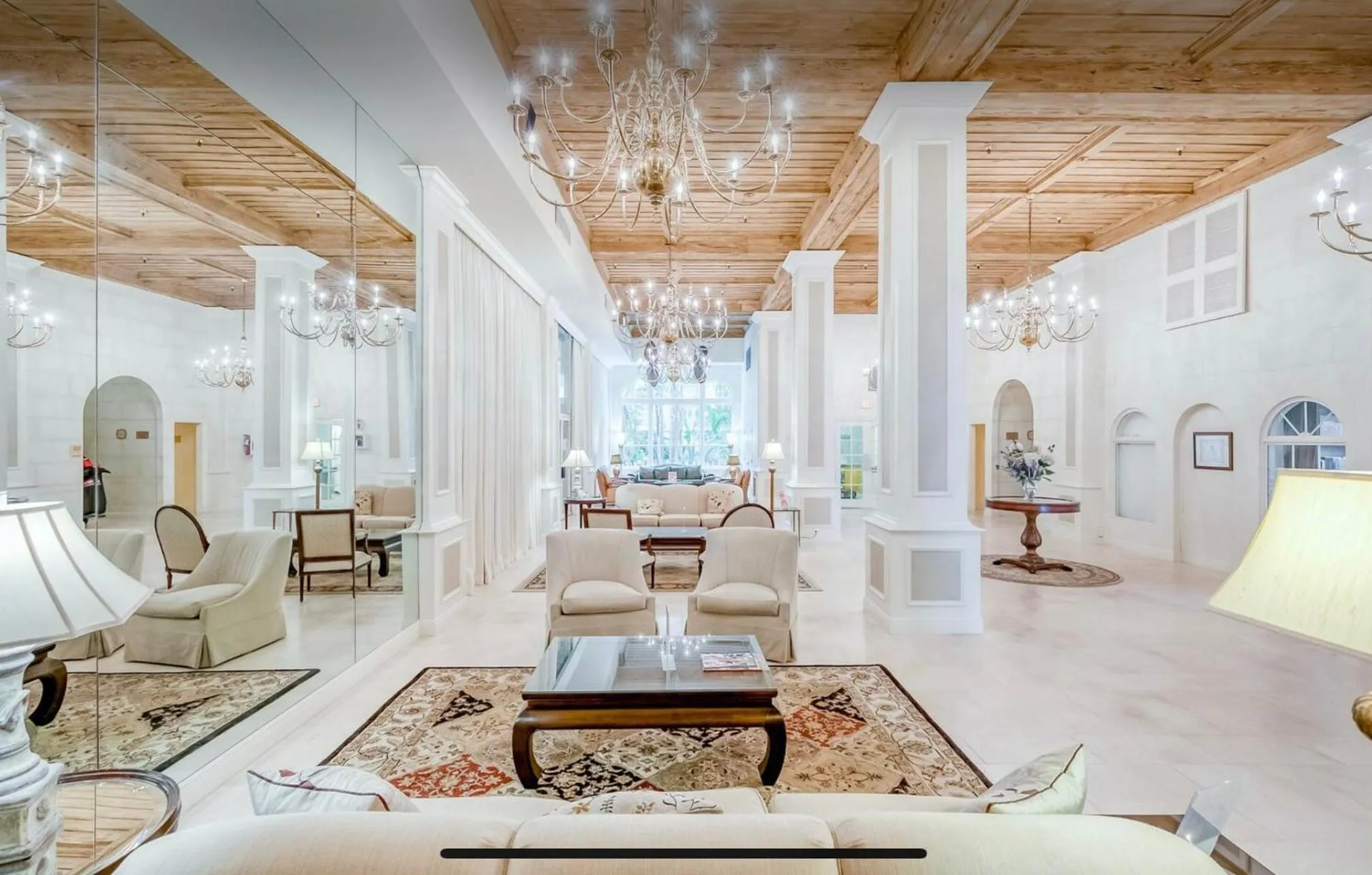 Lobby or reception in Renovated studio in the heart of Palm Beach - free parking, security box