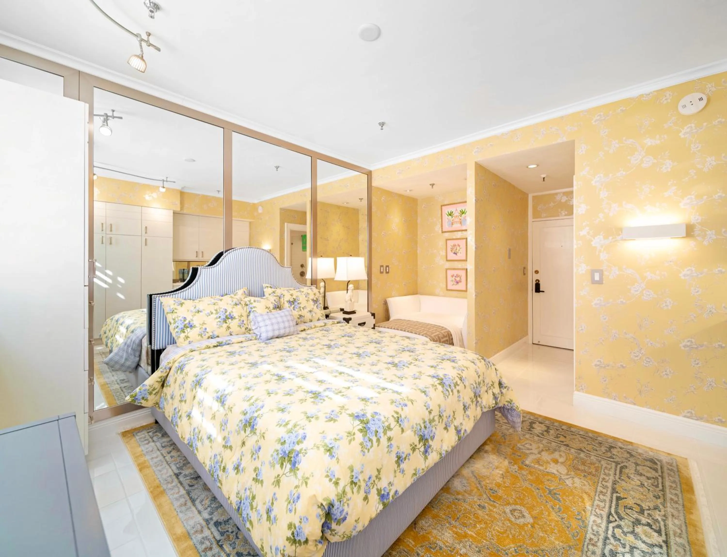 Bed in Renovated studio in the heart of Palm Beach - free parking, security box