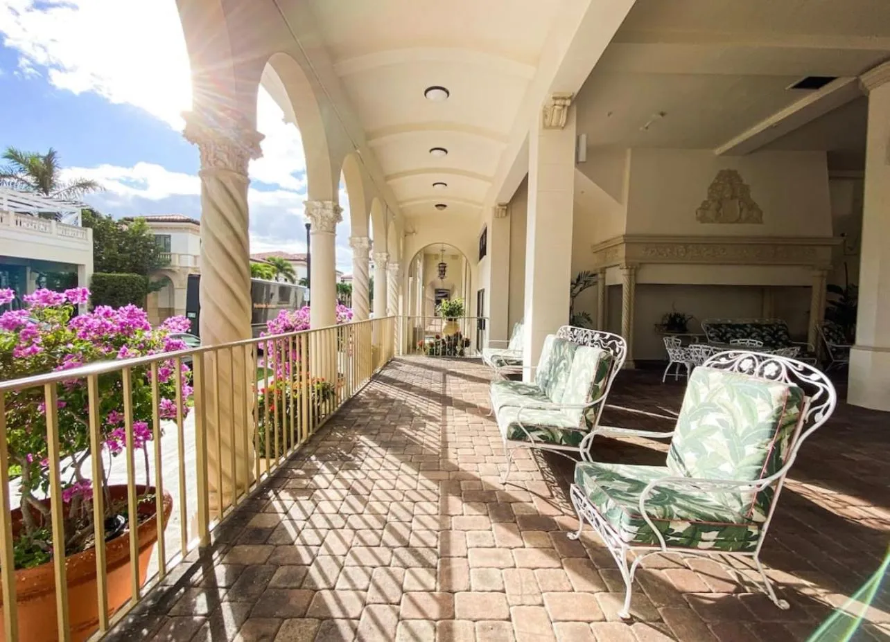 Renovated studio in the heart of Palm Beach - free parking, security box