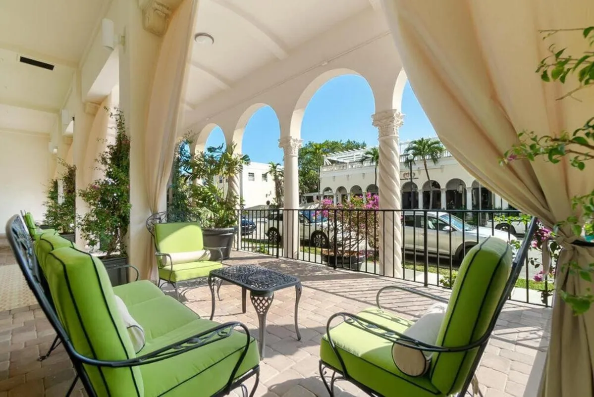 Balcony/Terrace in Renovated studio in the heart of Palm Beach - free parking, security box