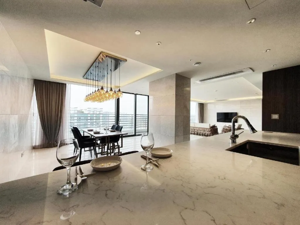 UH FLAT Signature DAEGU