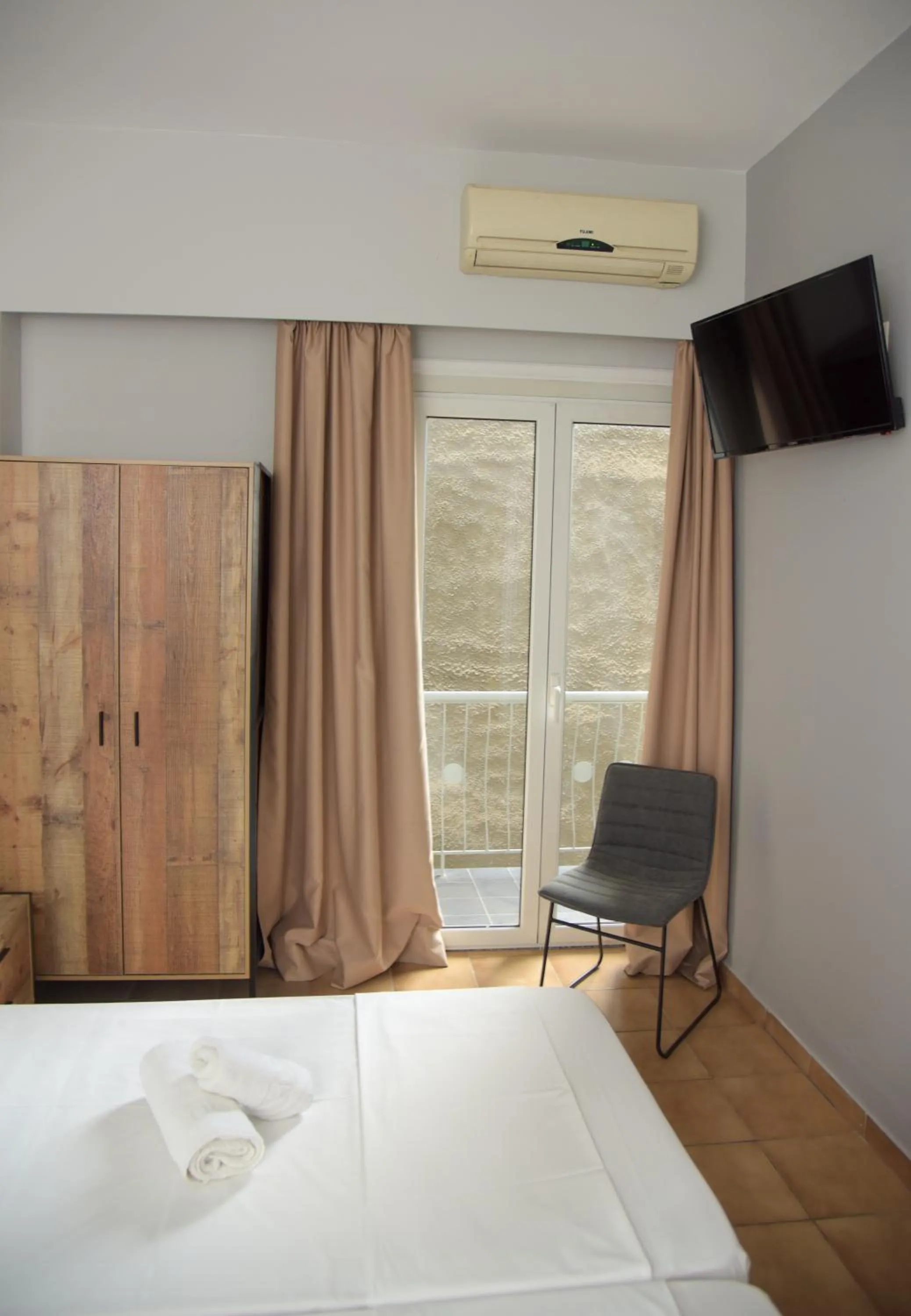 Photo of the whole room, Bed in Platon Hotel