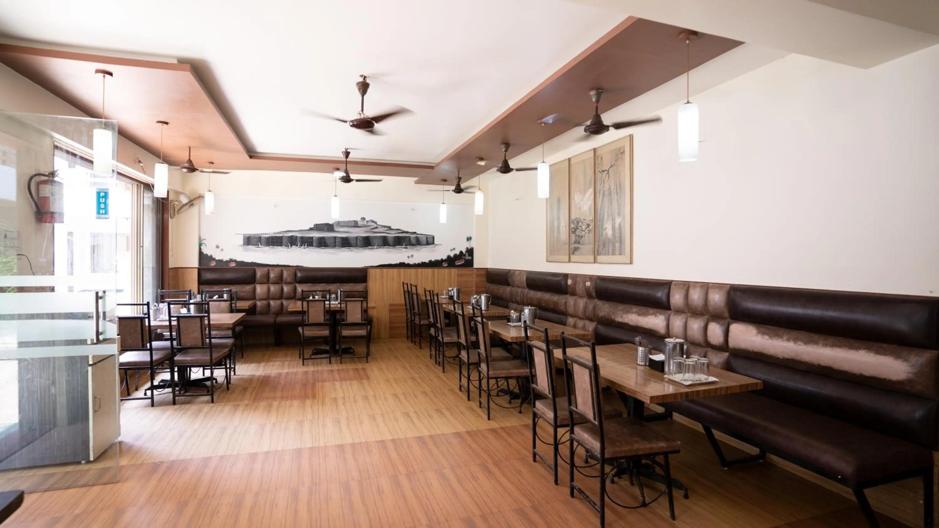 Restaurant/places to eat in Ruturaj Inn Alibag