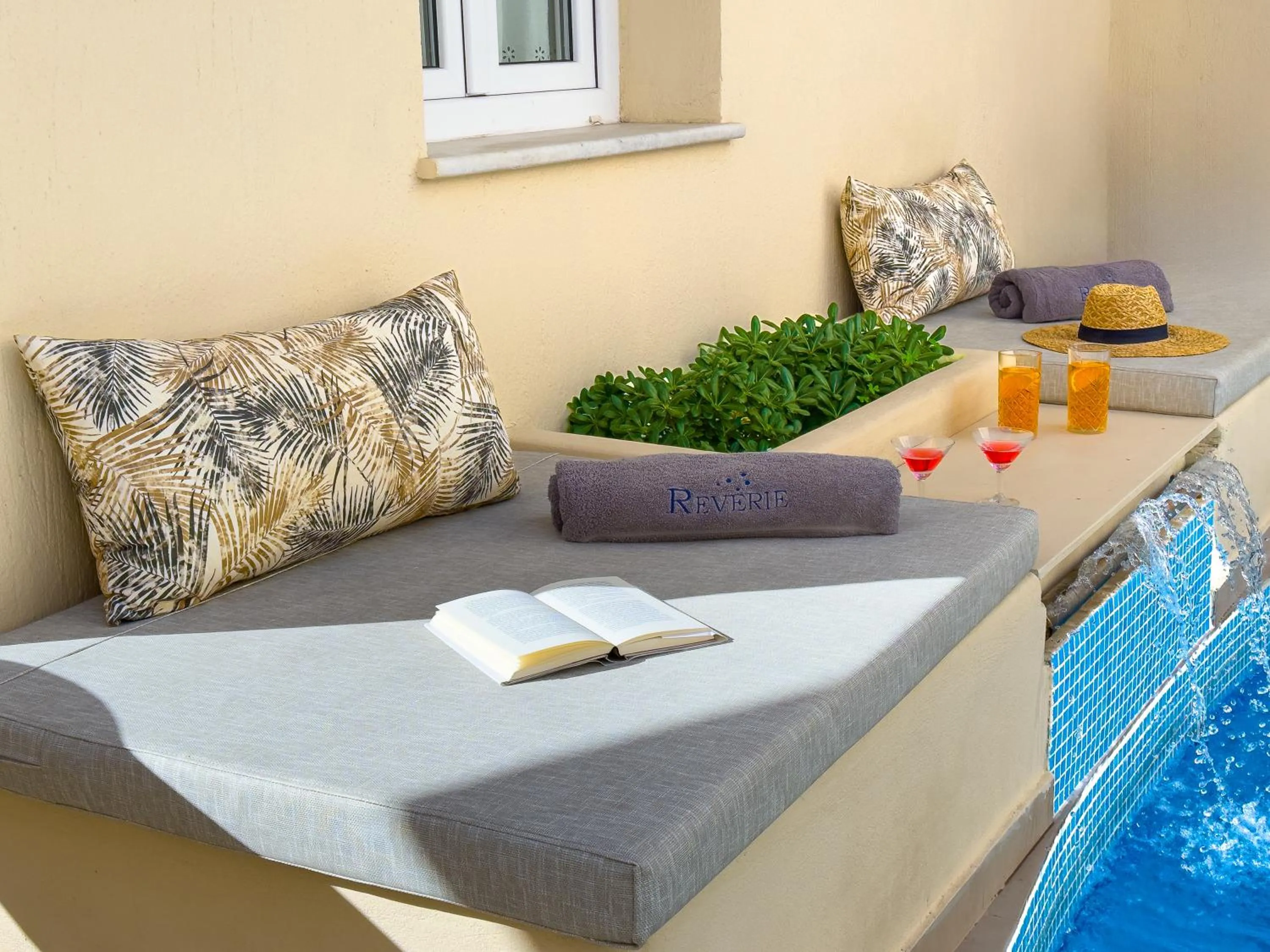 Food and drinks in Reverie Santorini Hotel