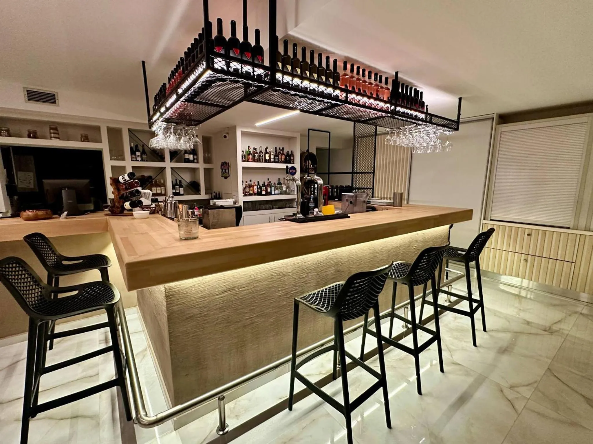 Restaurant/places to eat in Castro Hotel