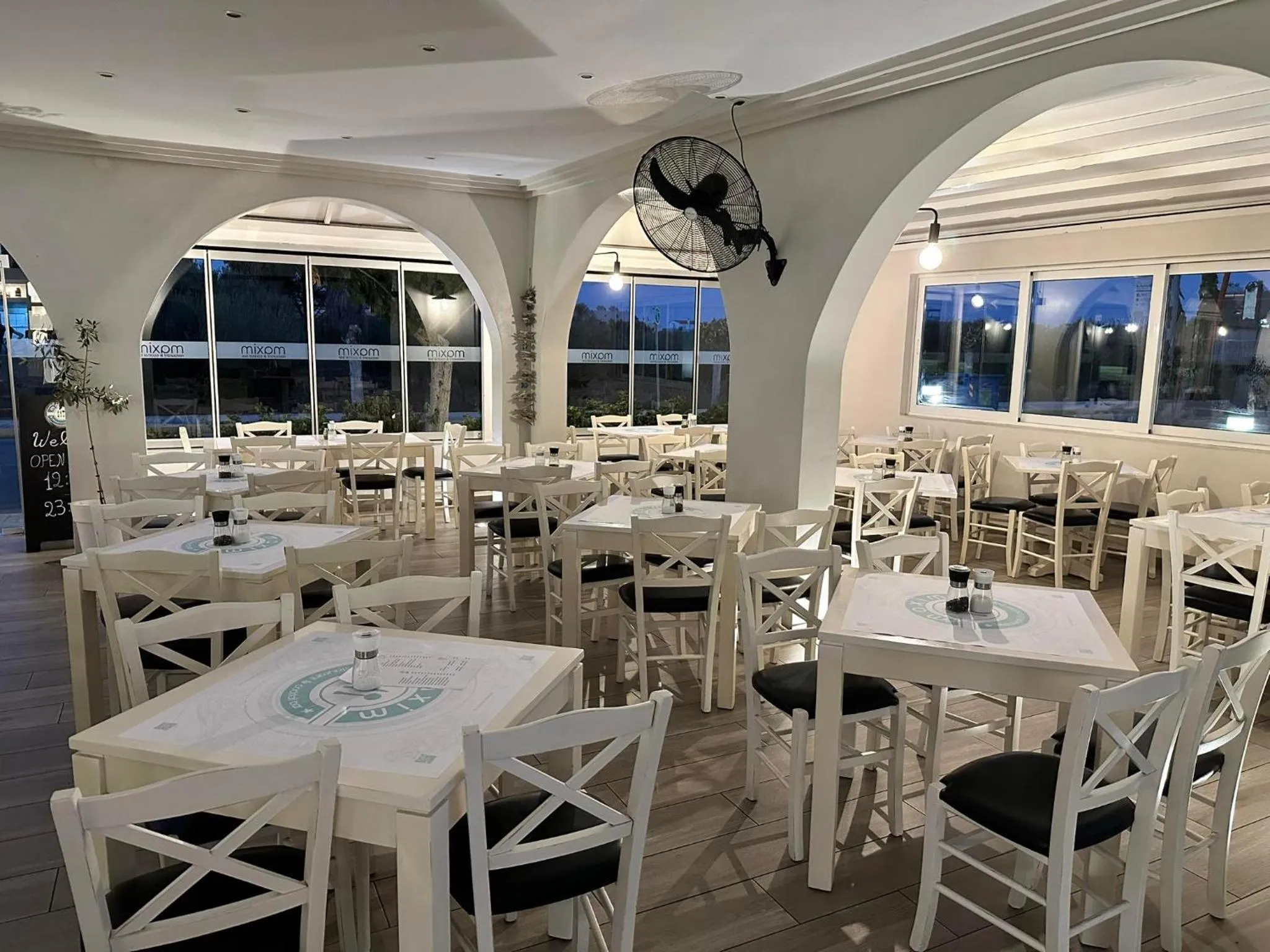 Restaurant/places to eat in Castro Hotel