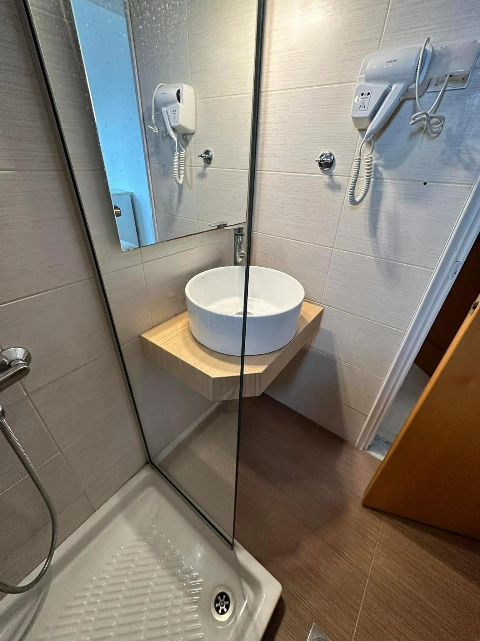 Shower in Castro Hotel