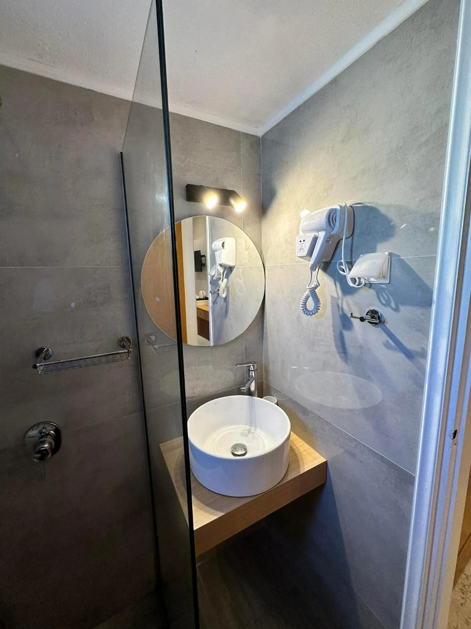 Shower in Castro Hotel