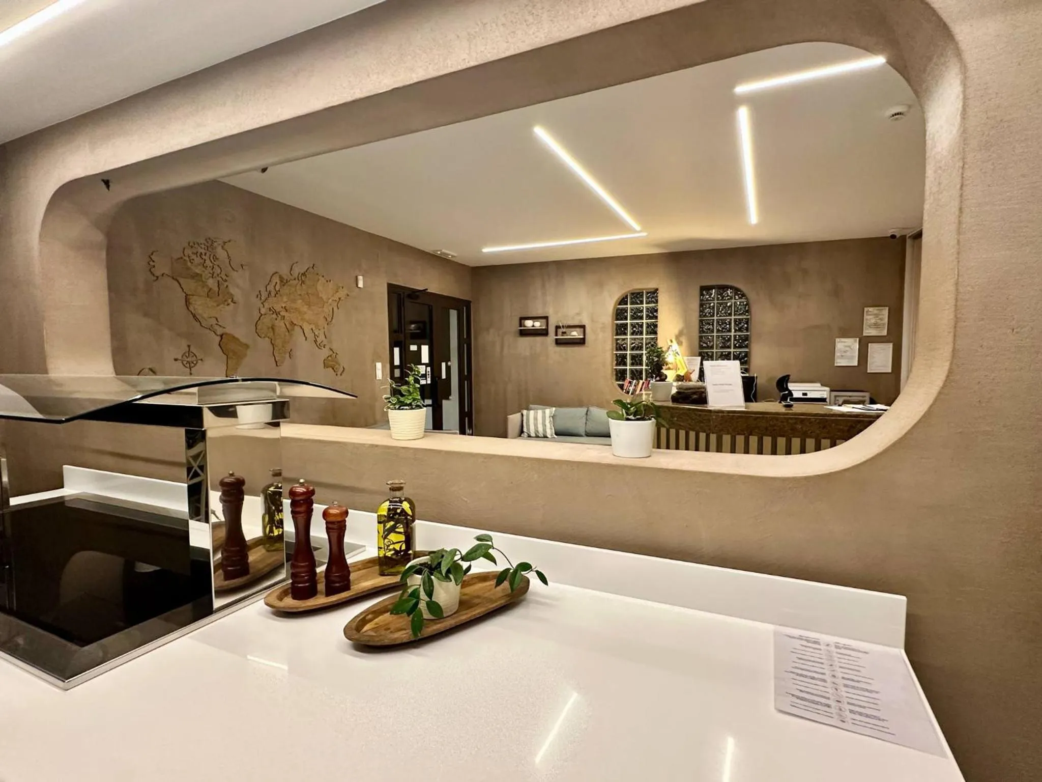 Restaurant/places to eat in Castro Hotel