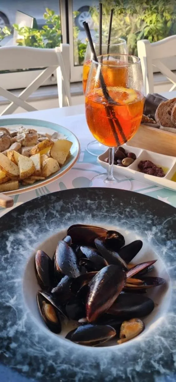 Restaurant/places to eat in Castro Hotel