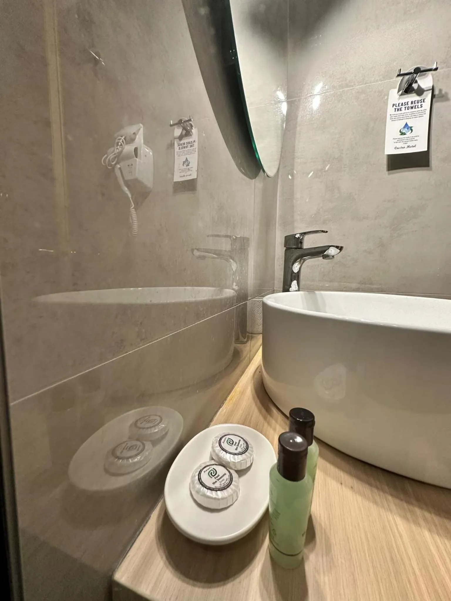 Shower in Castro Hotel