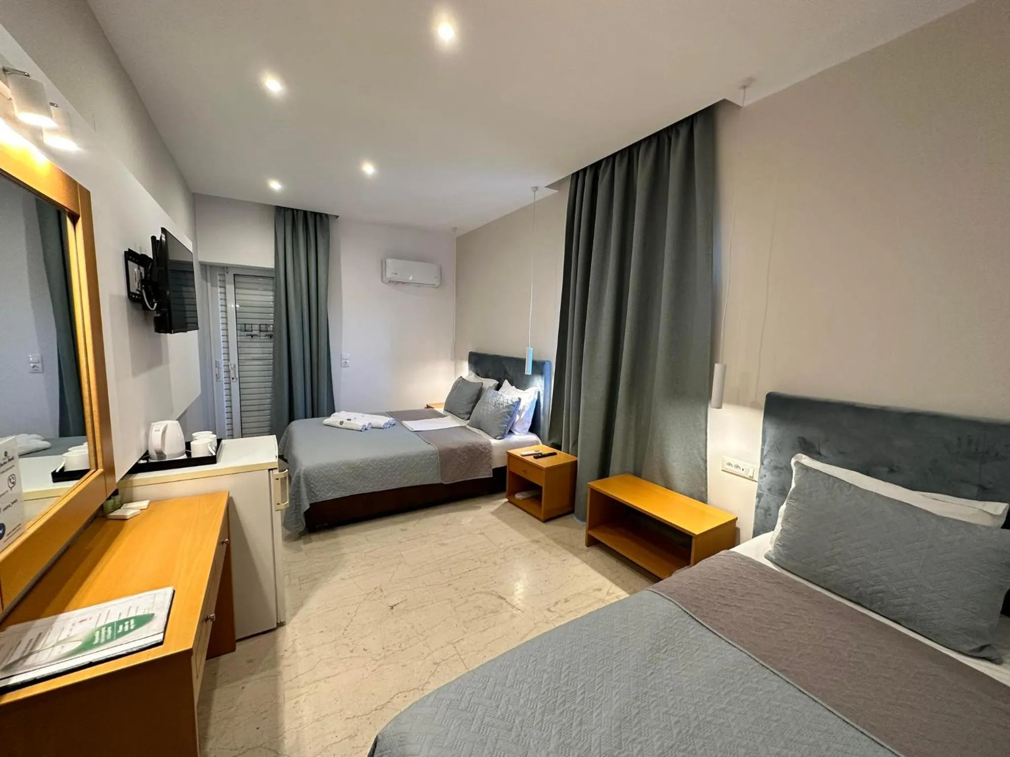 TV and multimedia, Bed in Castro Hotel