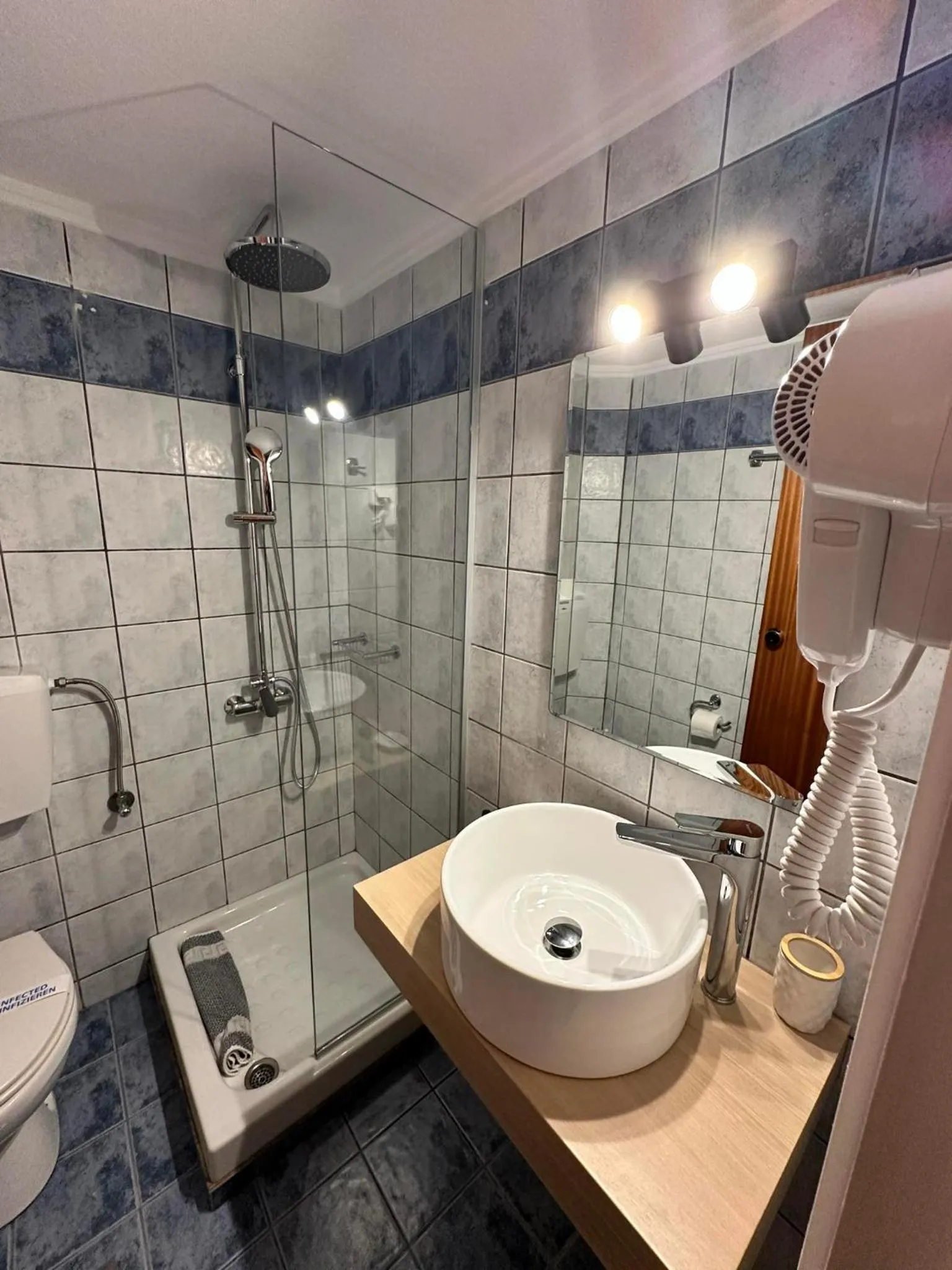 Shower in Castro Hotel