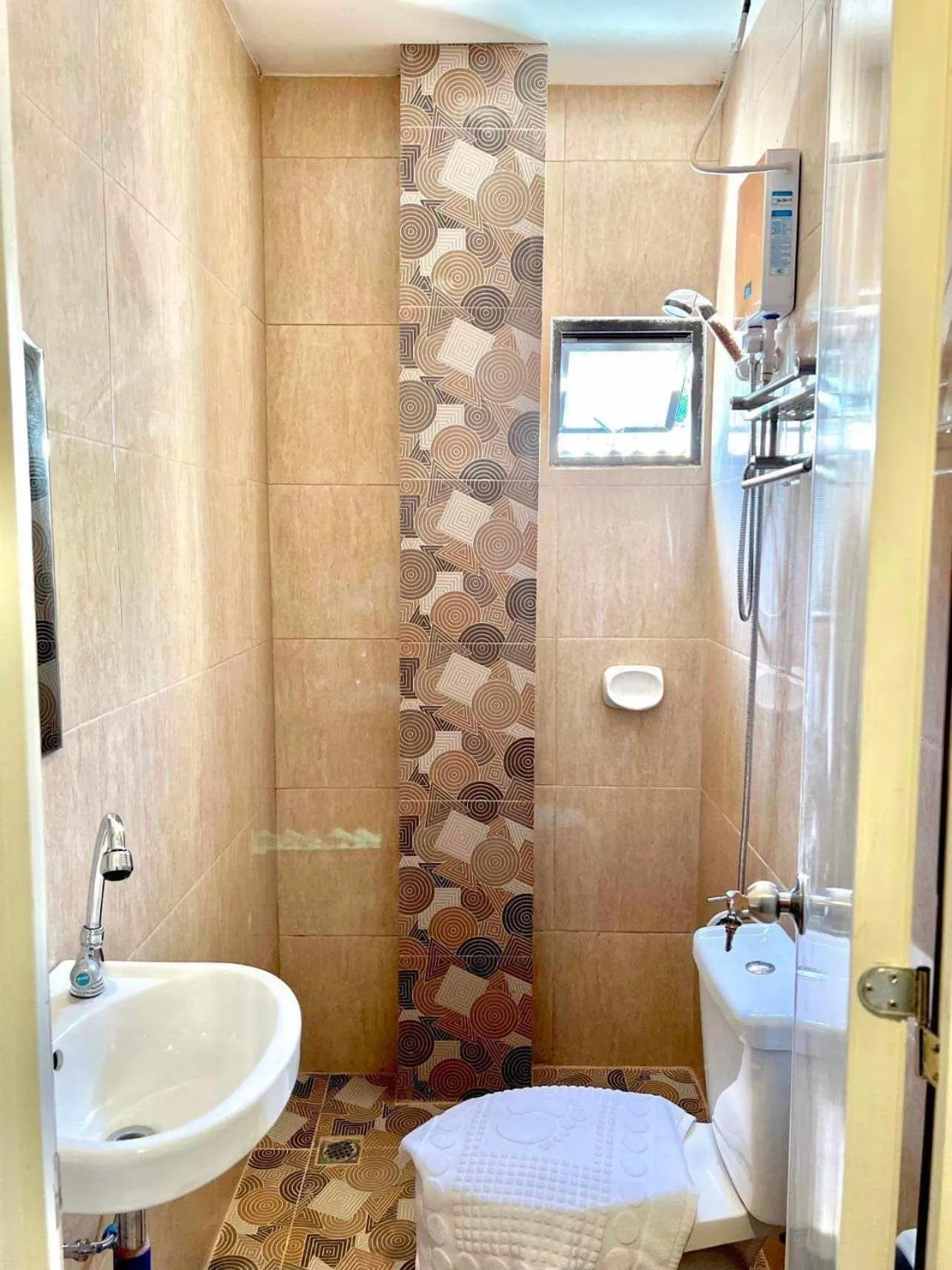 Shower in Sonora's Inn, Coron