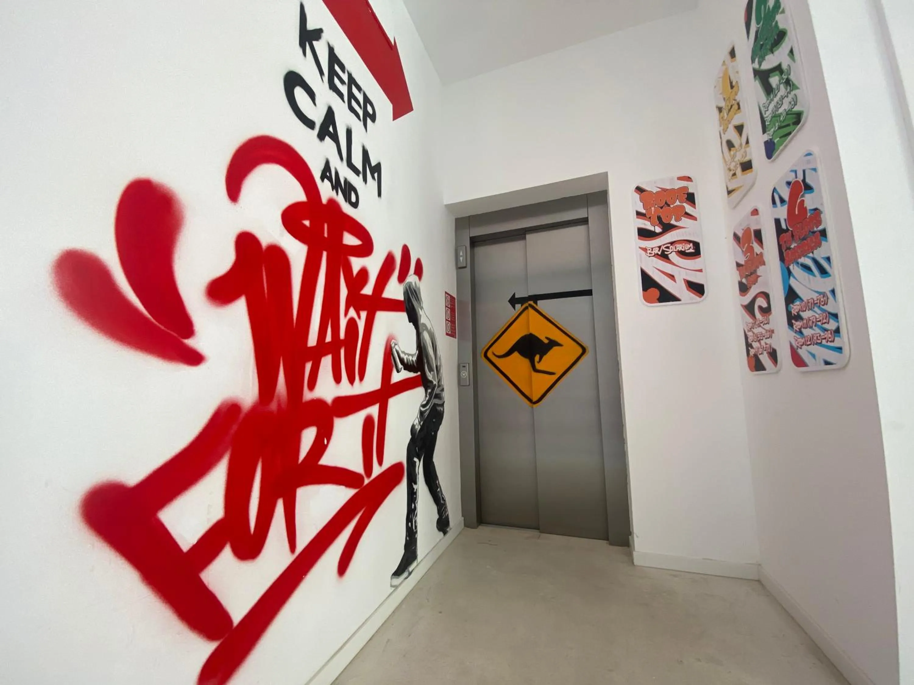 elevator in We Street Hostel - Albergue