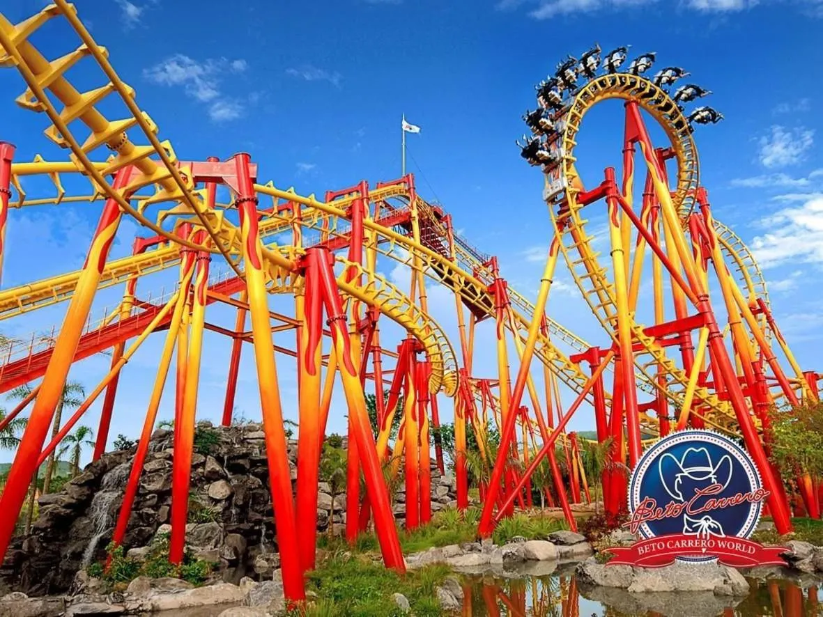 Children play ground in Completa casa apenas 700m da praia