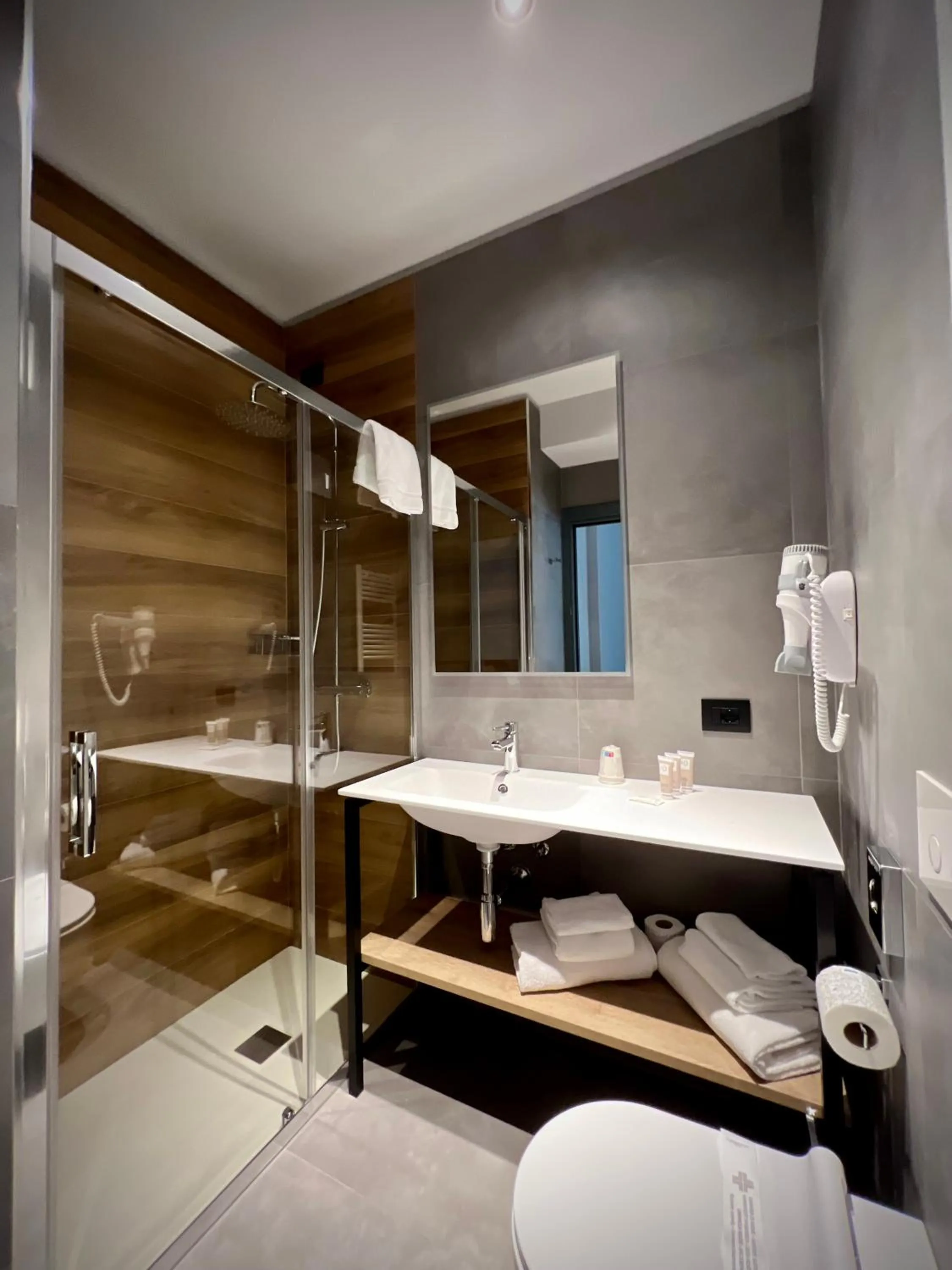 Shower in Hotel Leonessa