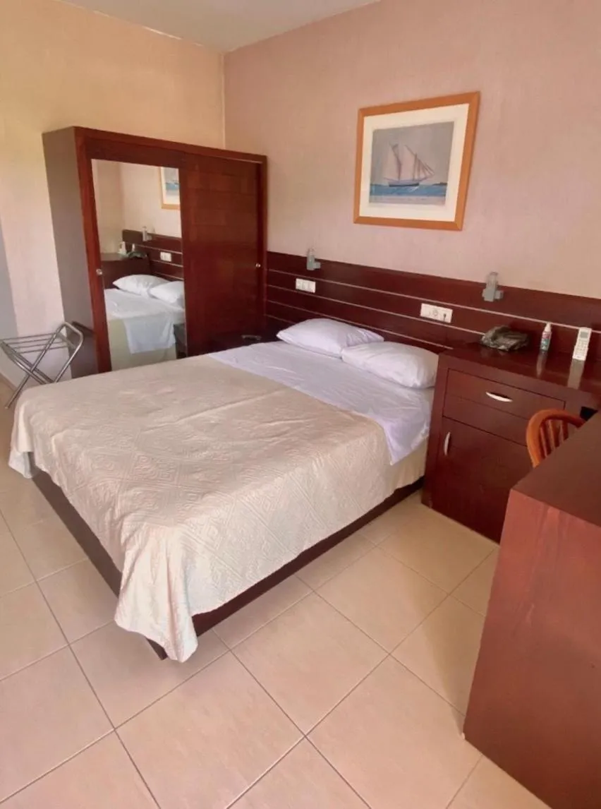 Bedroom, Bed in Saint George Hotel