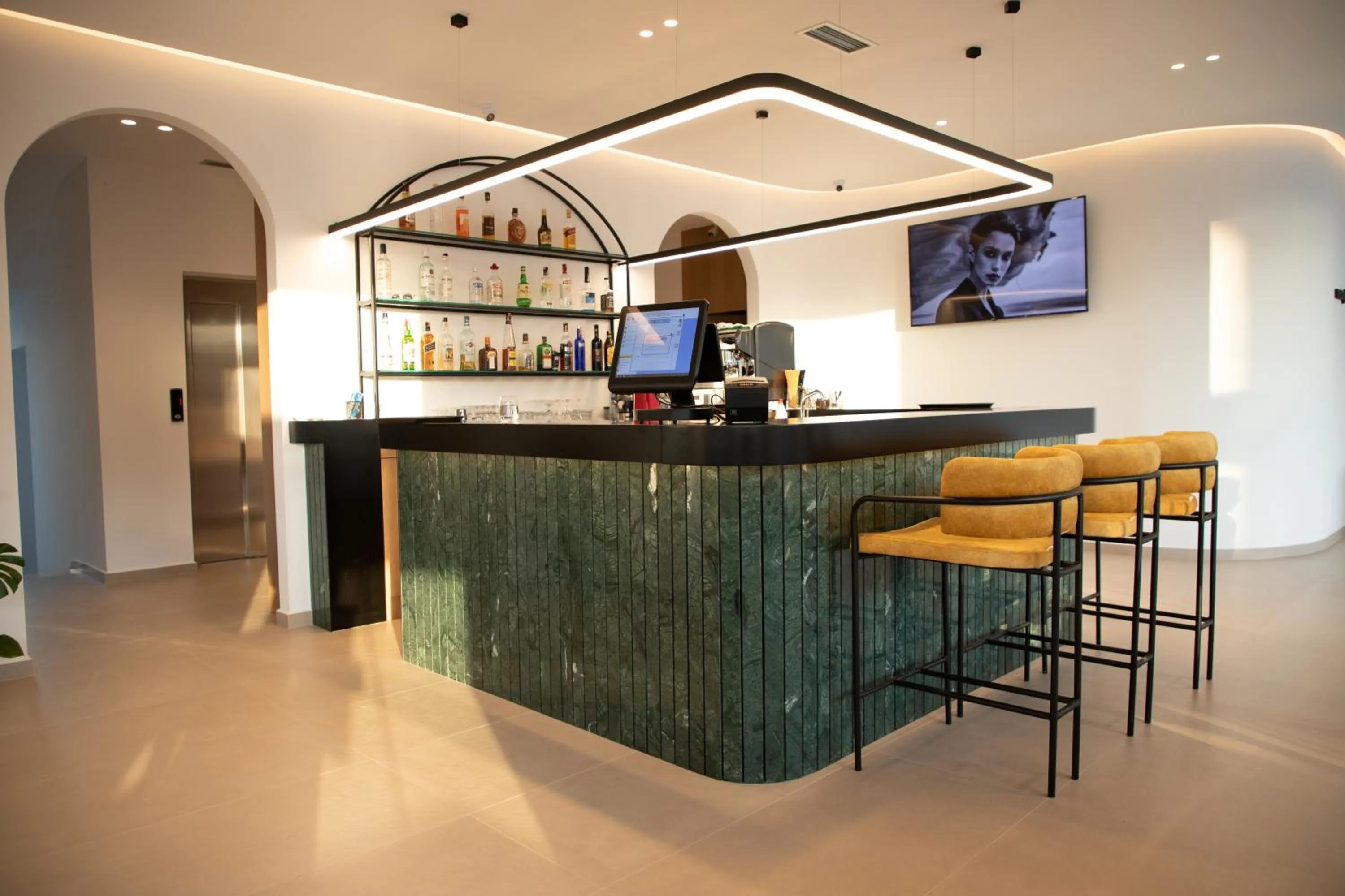 Coffee/tea facilities in Colosseum Hotel