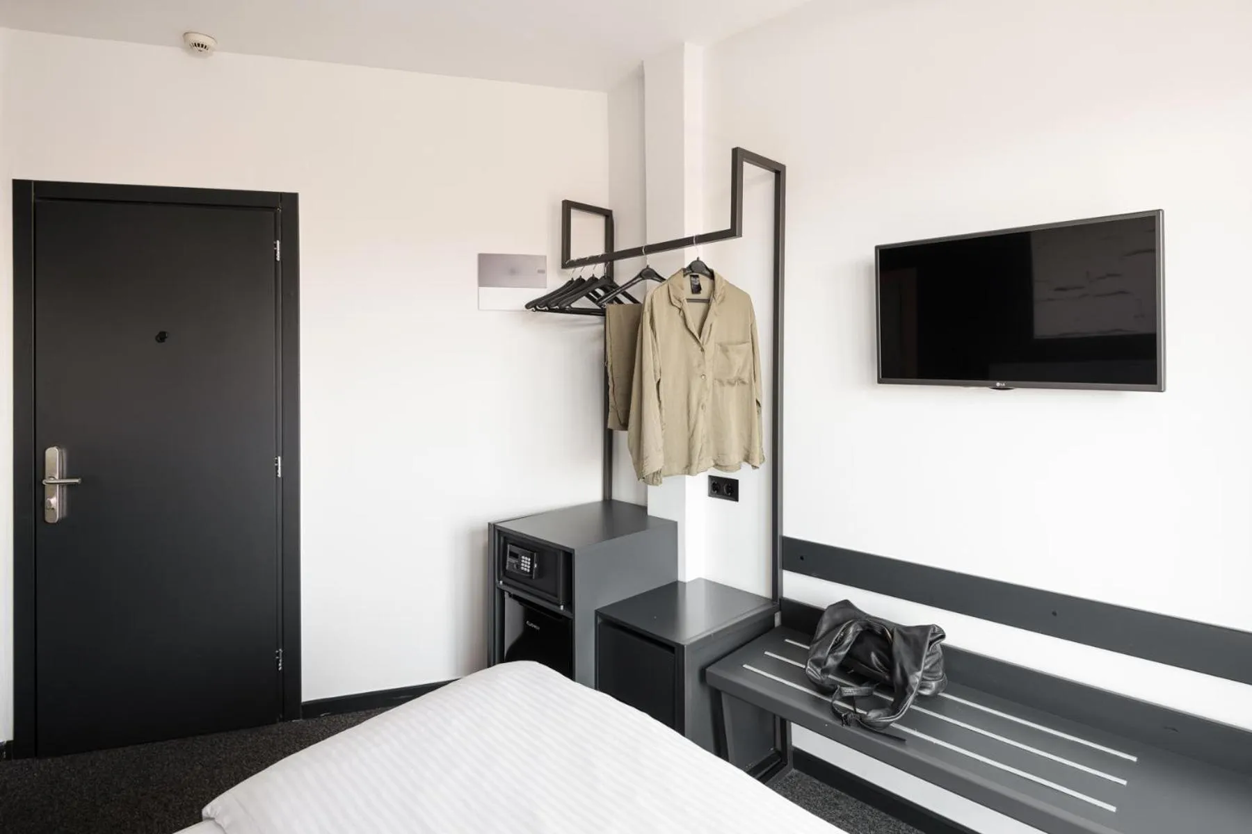 wardrobe, Bed in Park Hotel