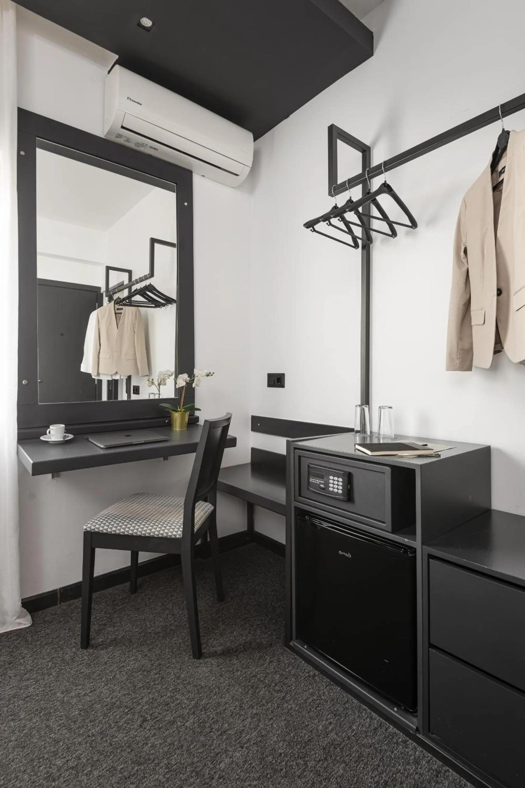 wardrobe in Park Hotel