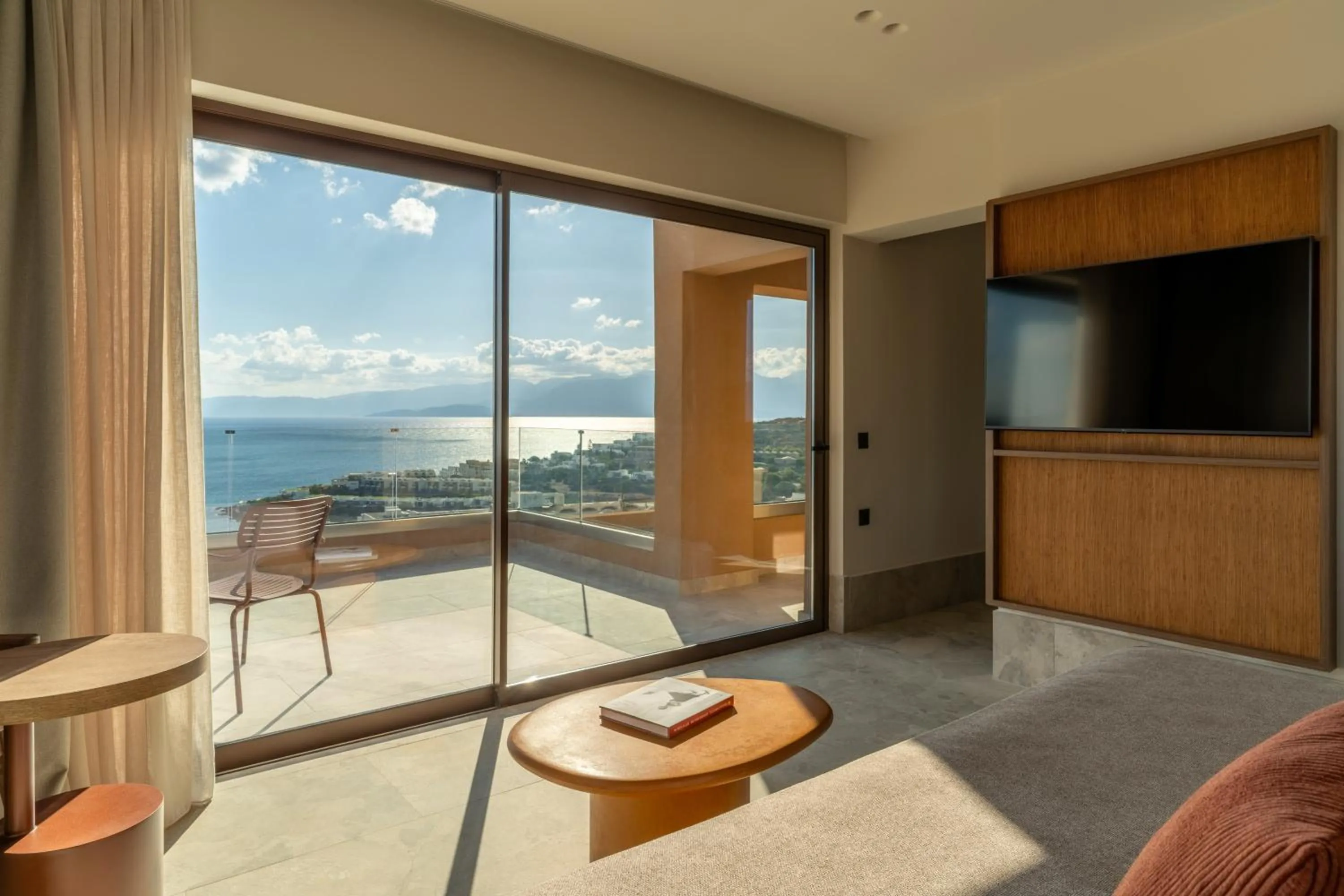 Communal lounge/ TV room in INNSiDE by Melia Elounda