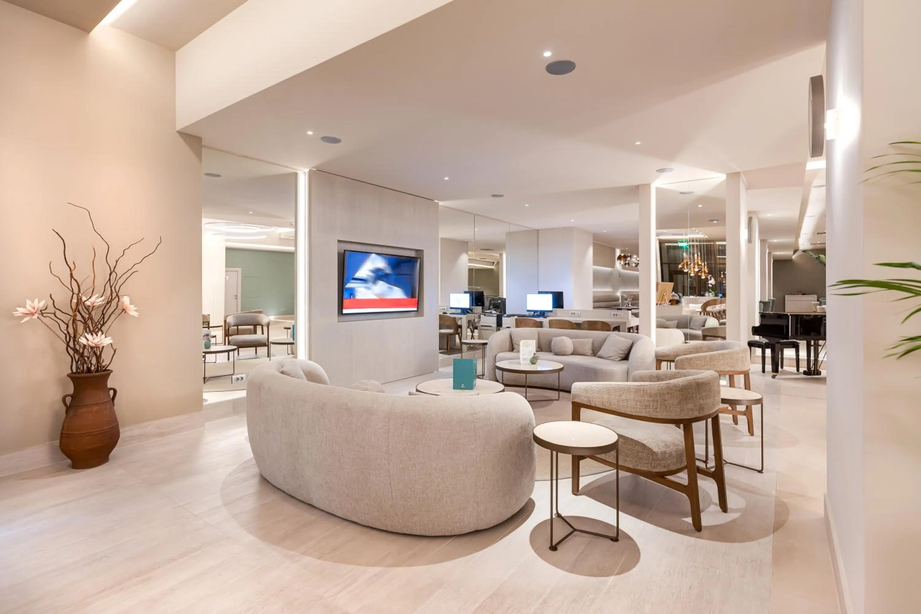 Lounge or bar in Holiday Inn Thessaloniki by IHG