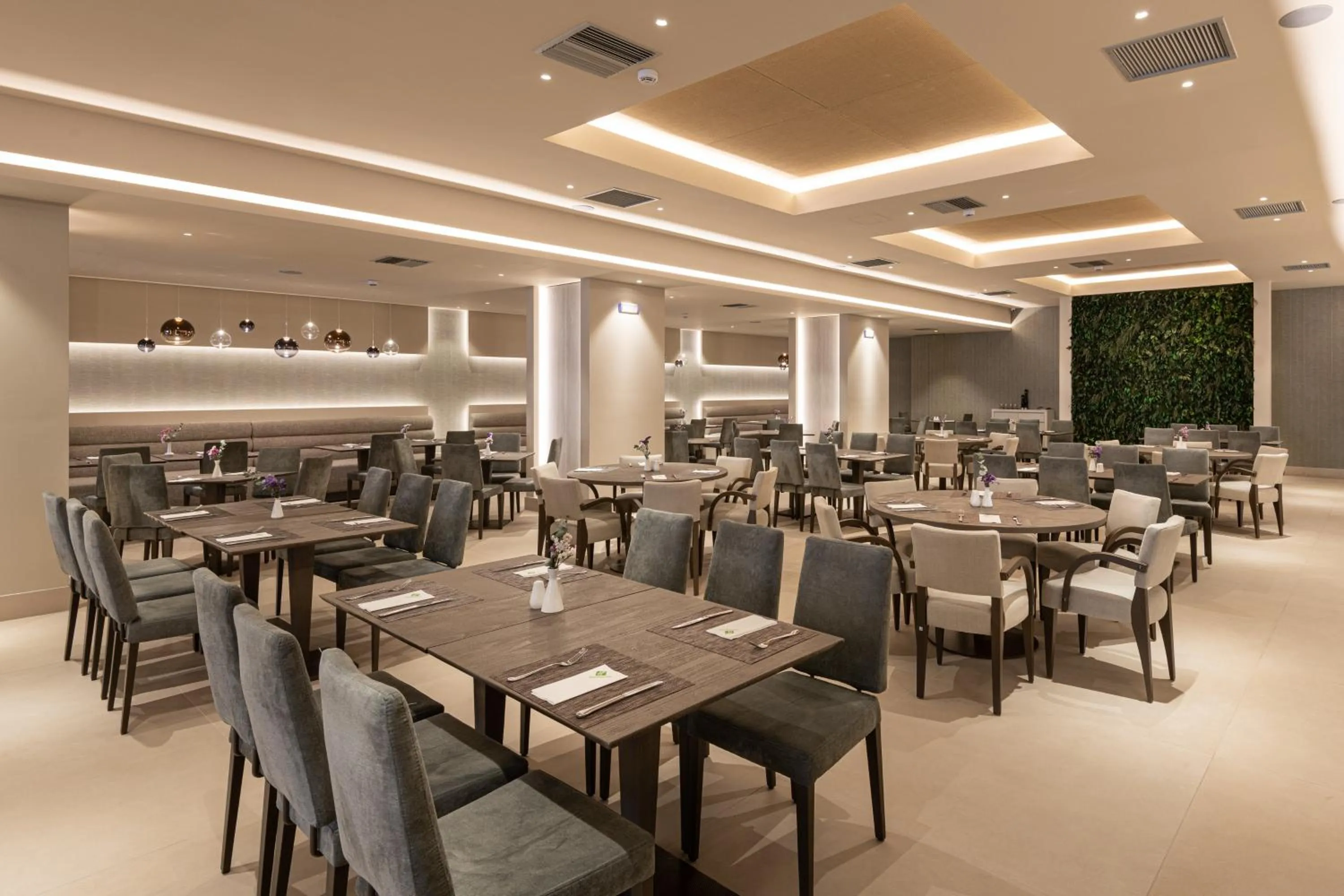 Restaurant/places to eat in Holiday Inn Thessaloniki by IHG
