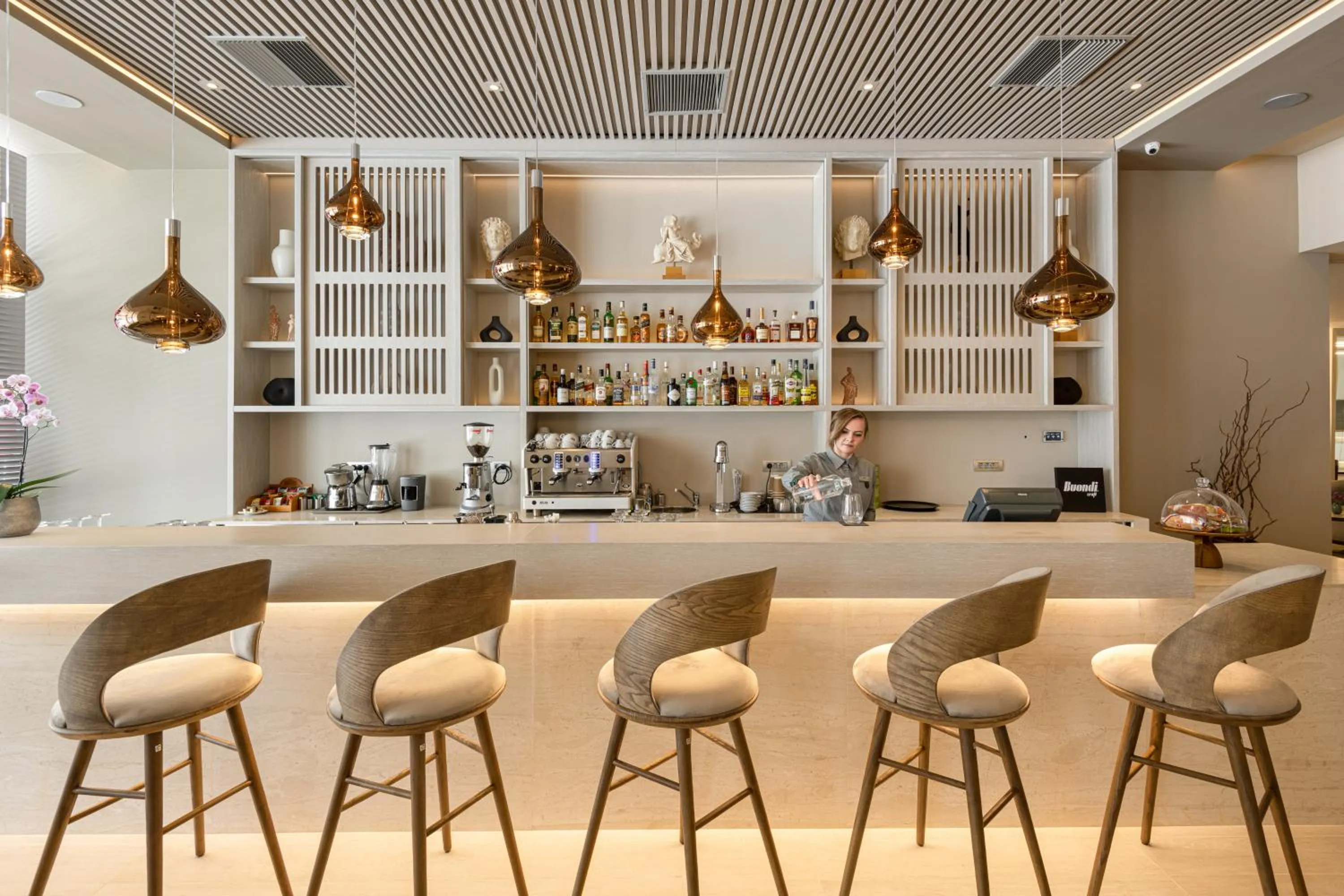 Lounge or bar in Holiday Inn Thessaloniki by IHG
