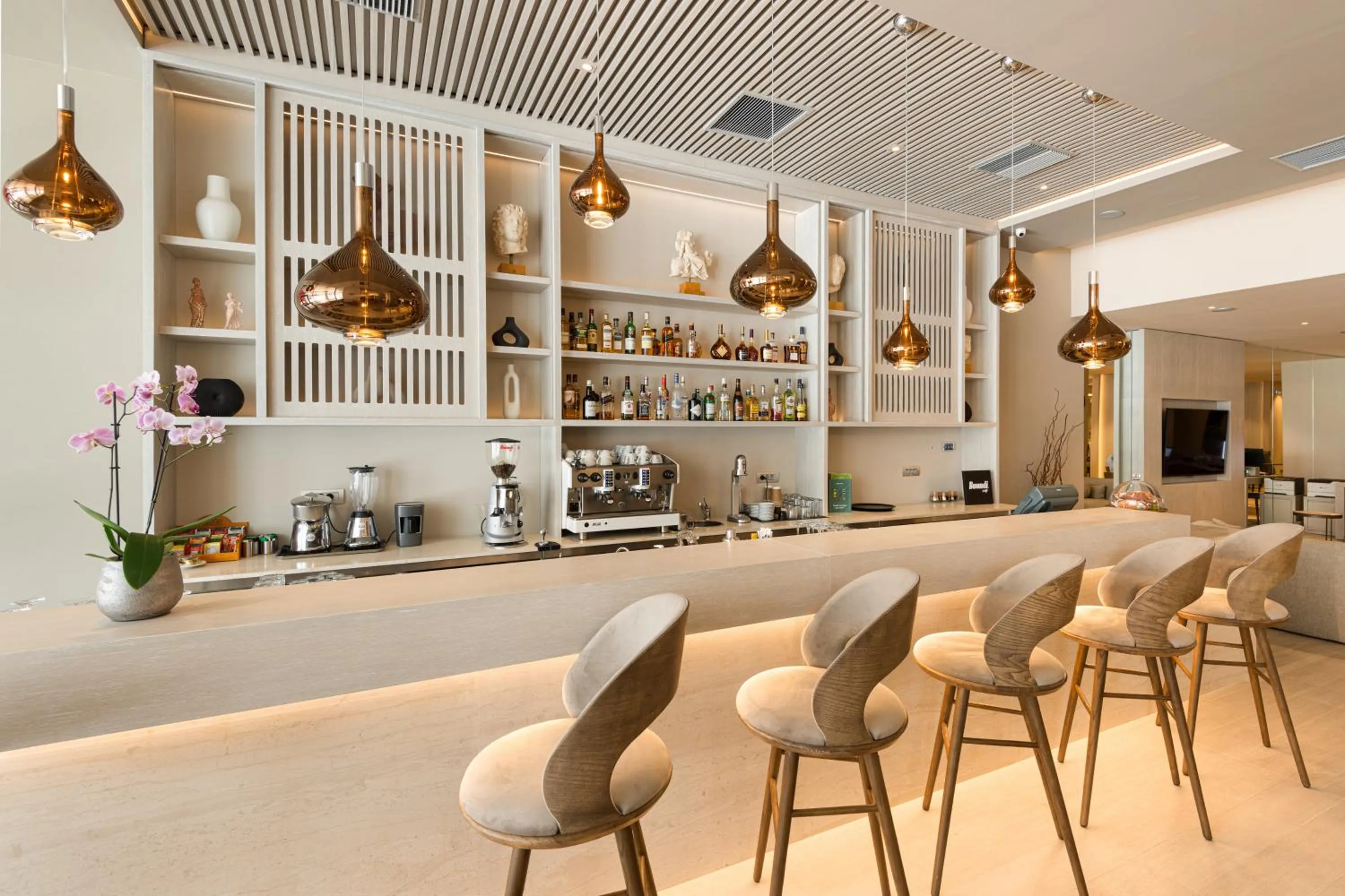 Lounge or bar in Holiday Inn Thessaloniki by IHG