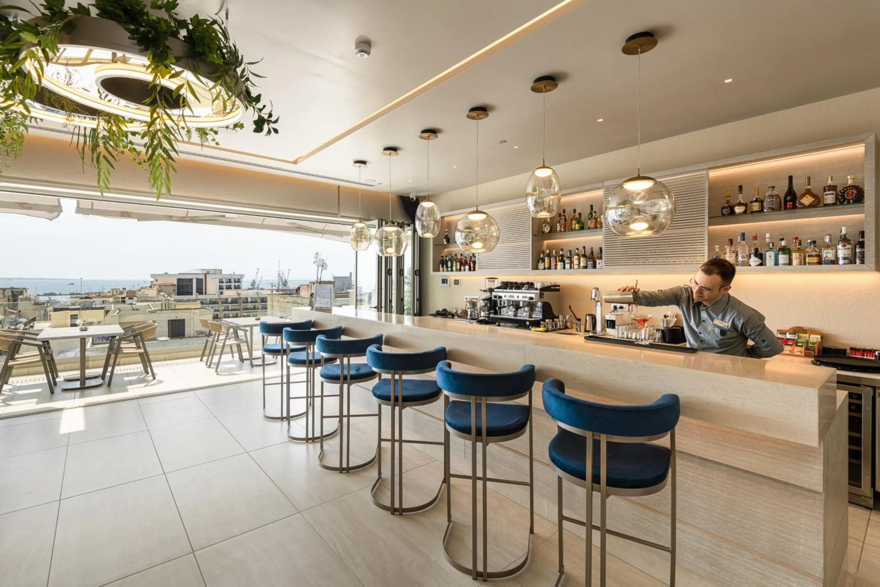 Lounge or bar in Holiday Inn Thessaloniki by IHG