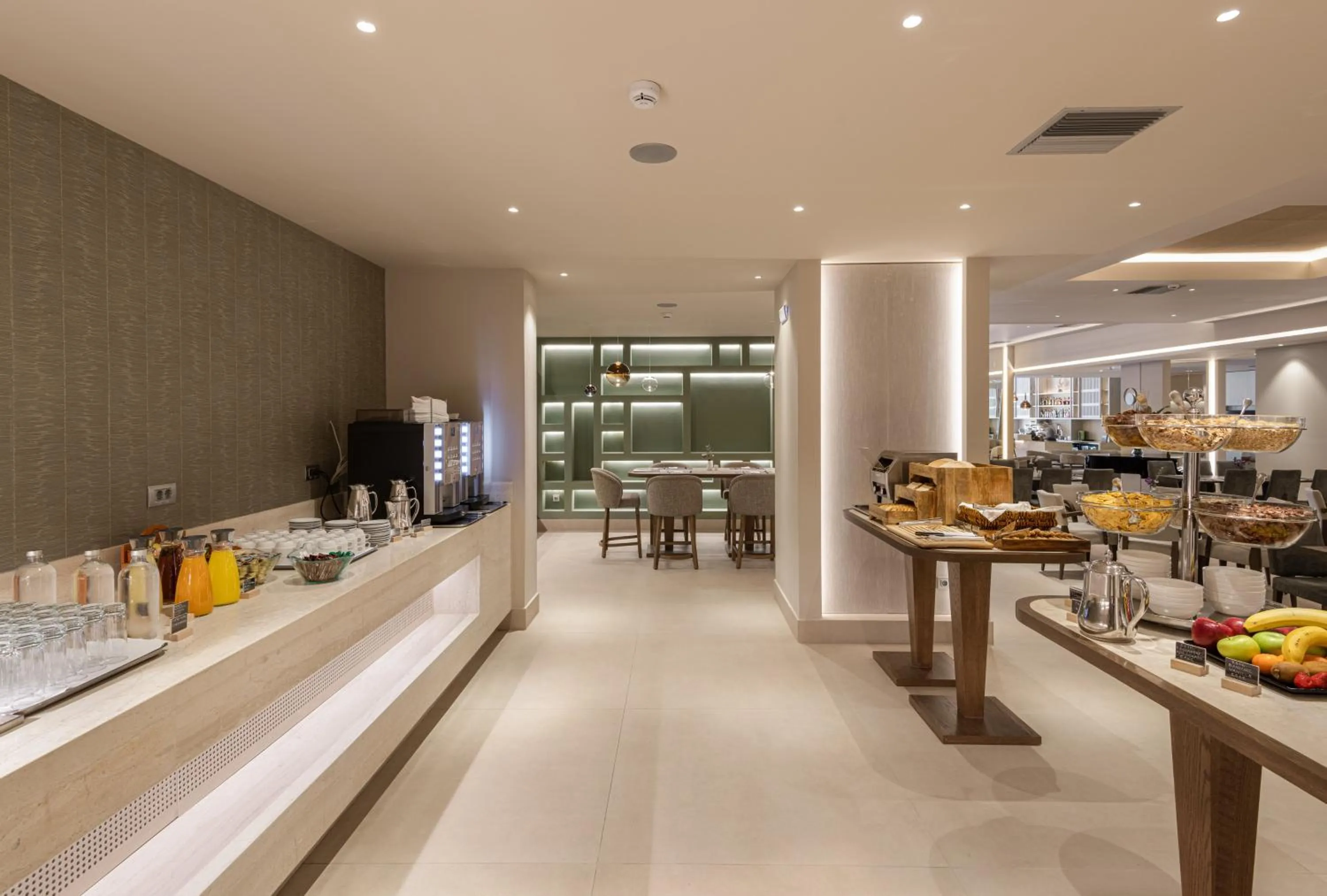 Restaurant/places to eat in Holiday Inn Thessaloniki by IHG