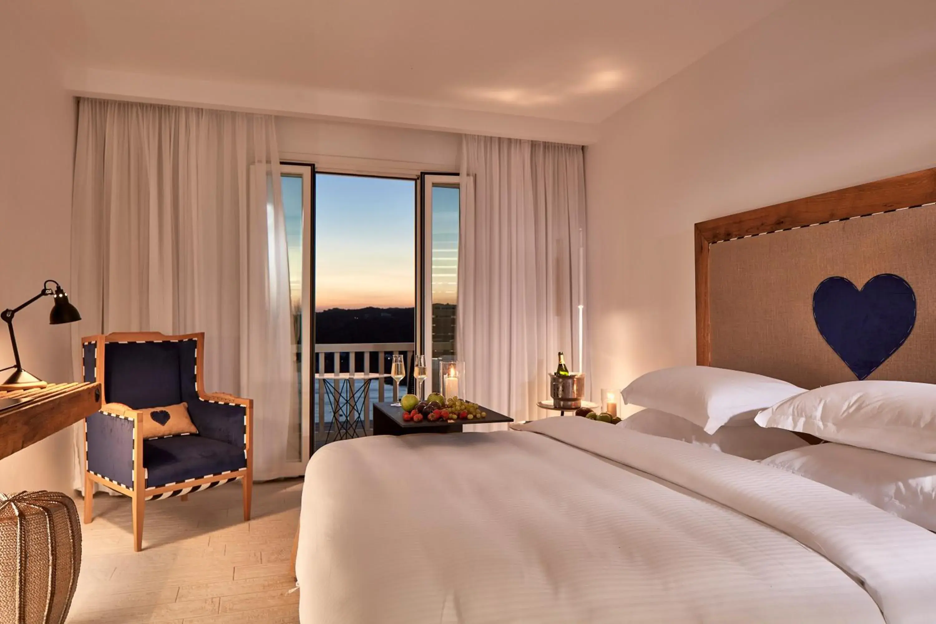 Superior Double Room Sea View Outdoor Hot Tub in Myconian Imperial - Leading Hotels of the World Superior Double Room Sea View Outdoor Hot Tub in Myconian Imperial - Leading Hotels of the World