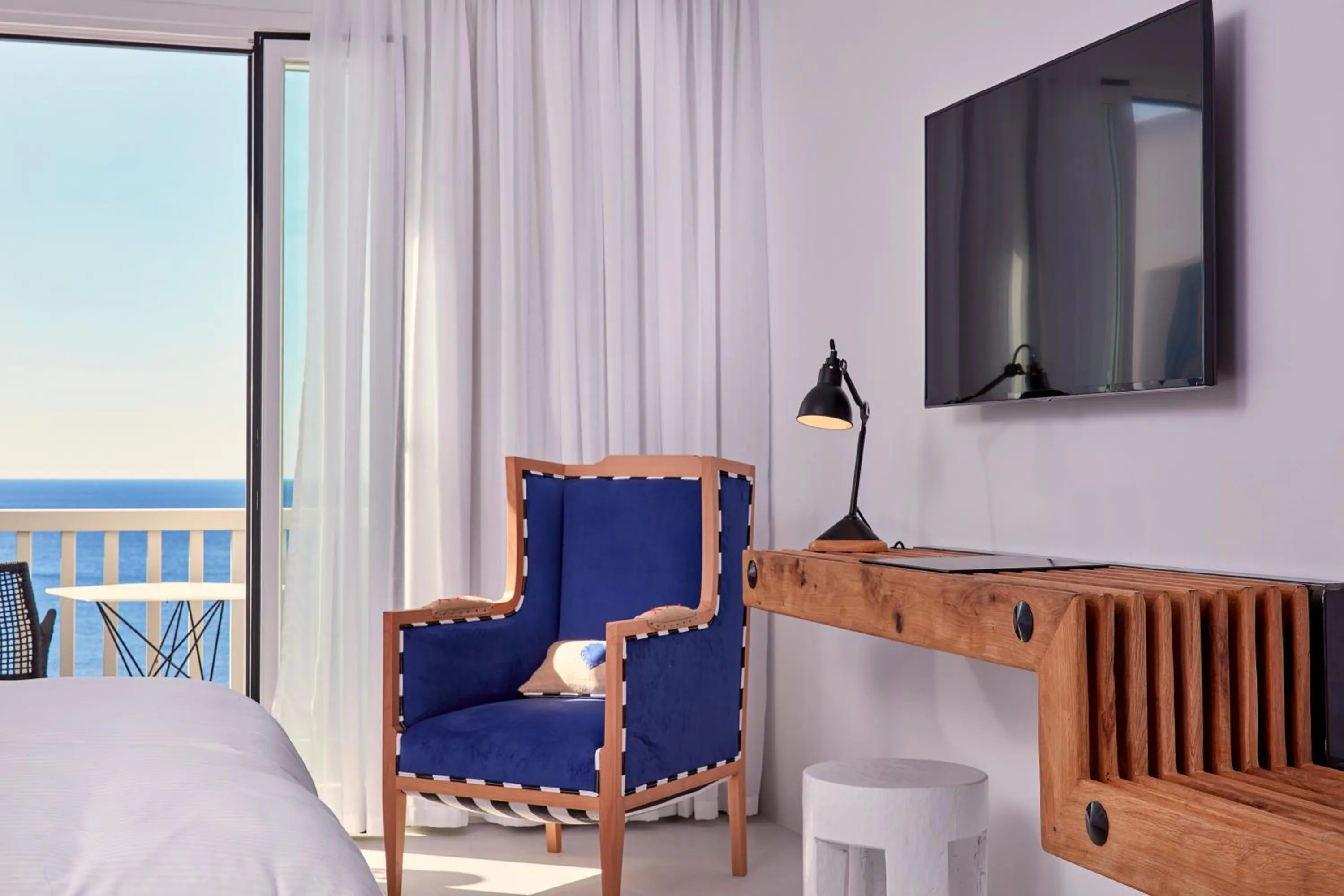 TV and multimedia, Bed in Myconian Imperial - Leading Hotels of the World