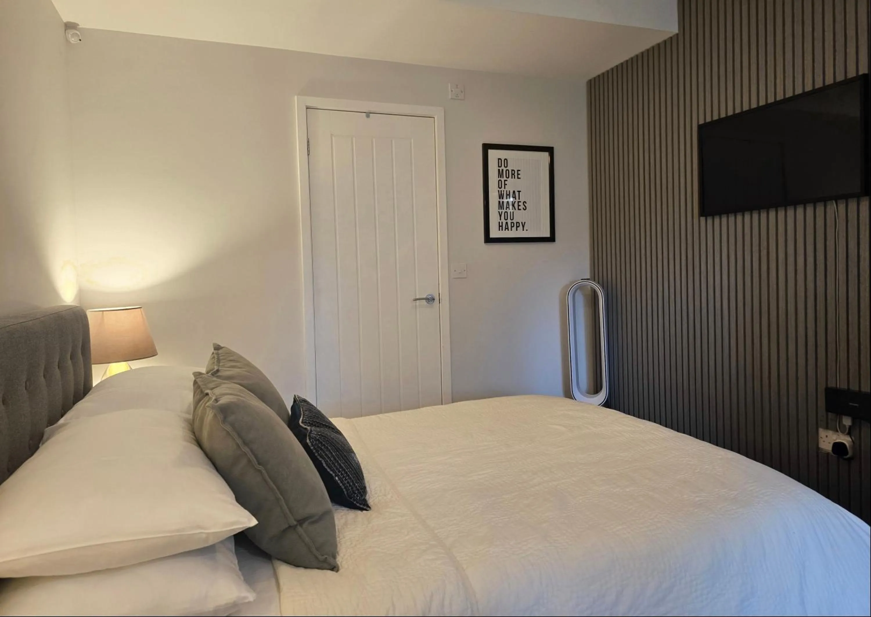 Bed in Stylish, business traveller friendly apartment, with free parking and Netflix